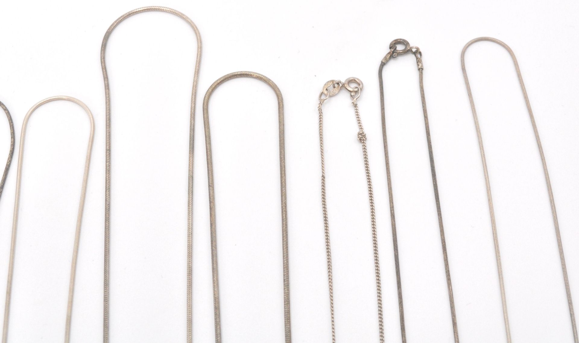 A collection of silver necklace chains, mostly fine linked with clasps. To also include a gilded - Bild 11 aus 13