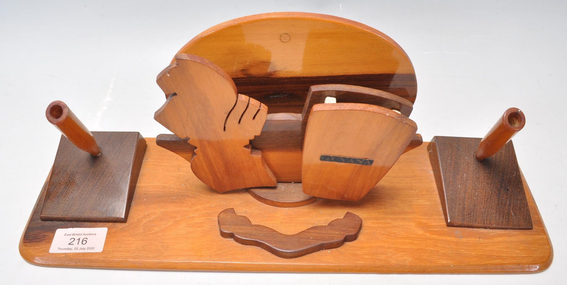 A retro mid century teak wood desk tidy of unusual form. Raised on a plinth base with a central - Bild 3 aus 7
