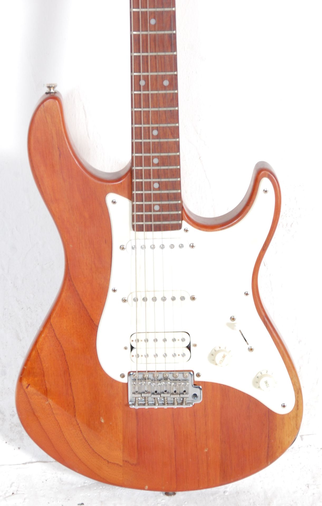 A good six string Fender Stratocaster style electr - Bild 2 aus 6