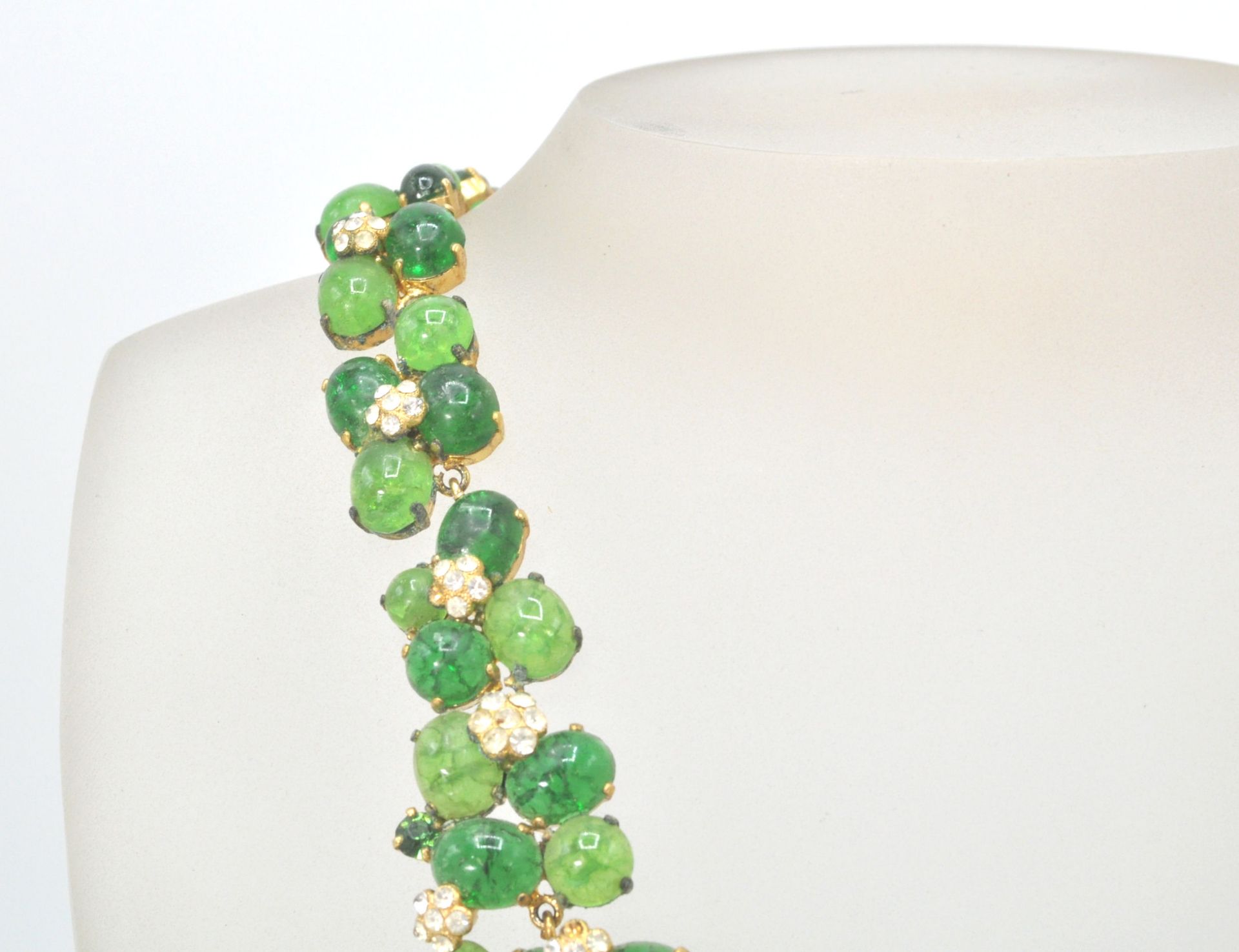 A signed mid century Christian Dior Bijoux Costume jewellery gilt metal and emerald cabochon glass - Bild 5 aus 12