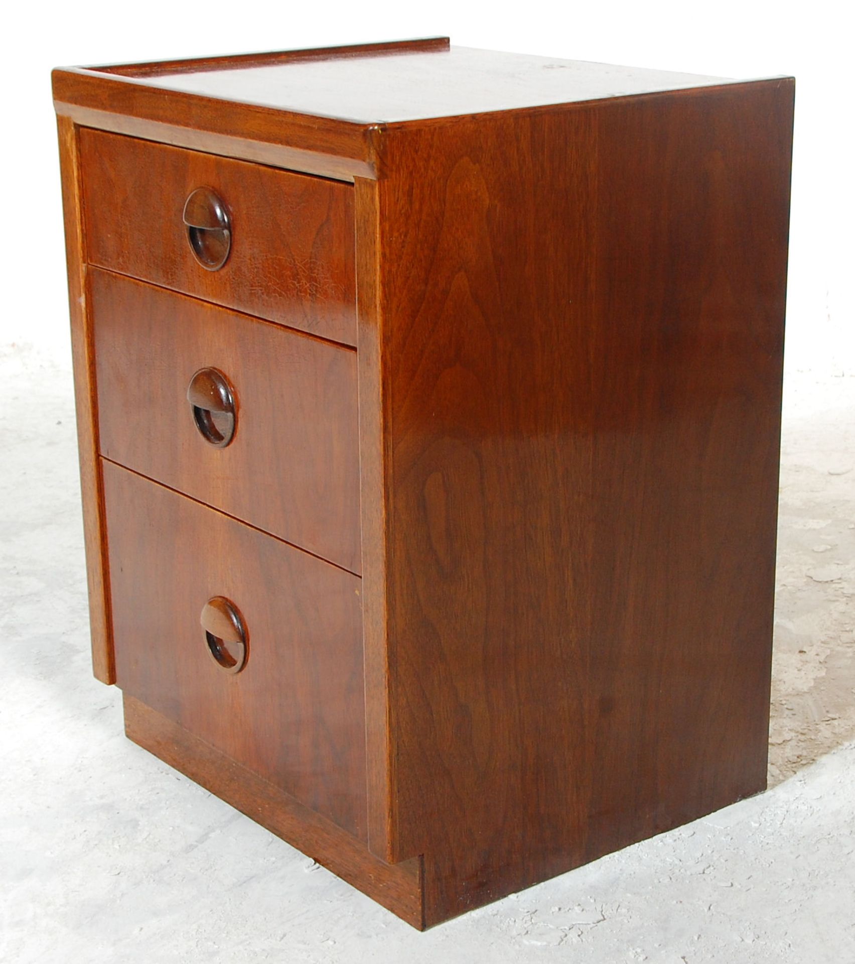 A good pair of retro mid 20th Century teak bedside chests / tables having three graduating drawers - Bild 8 aus 8