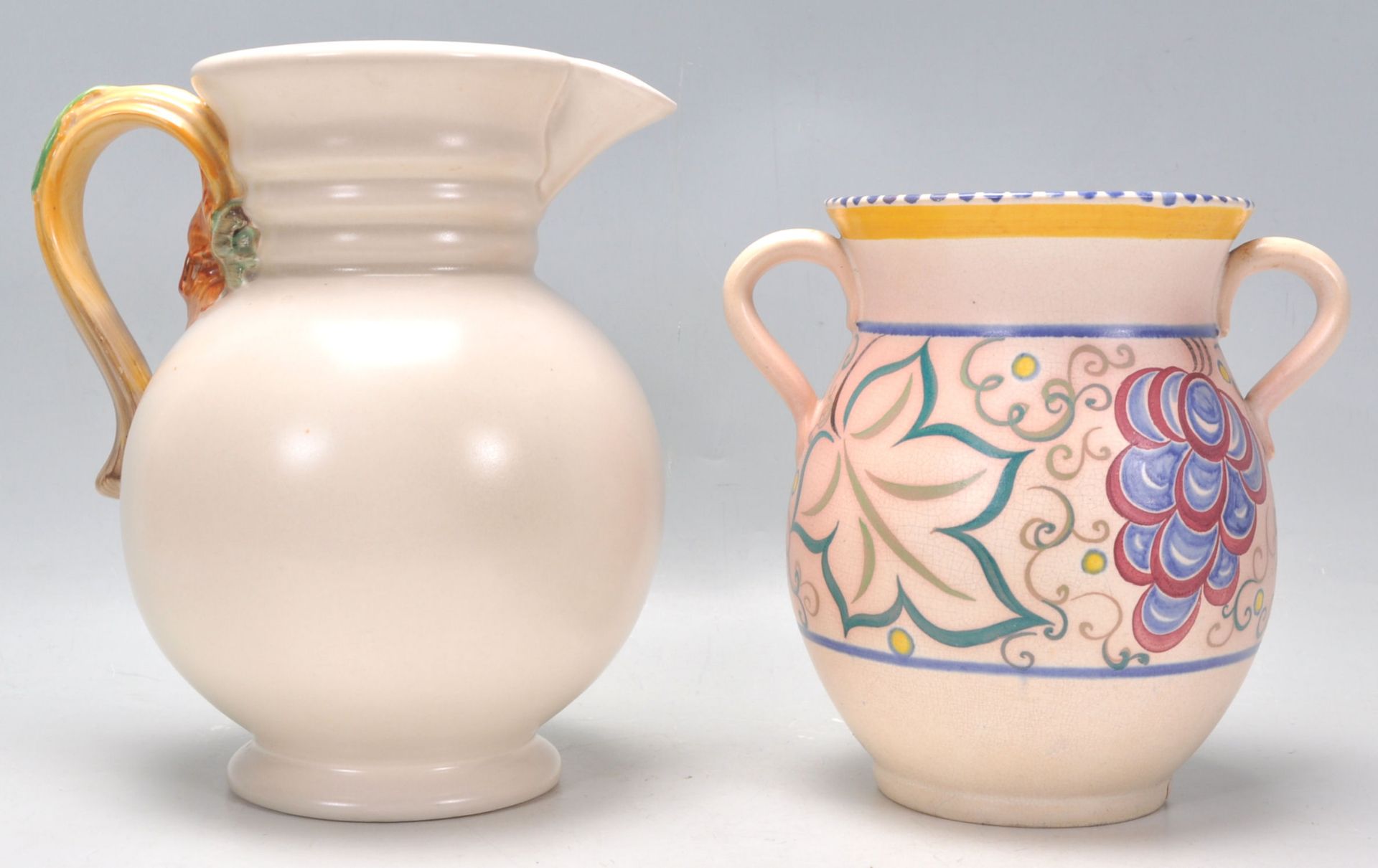 A vintage Art Deco pottery having a bulbous form having hand painted floral decoration together with - Bild 6 aus 16