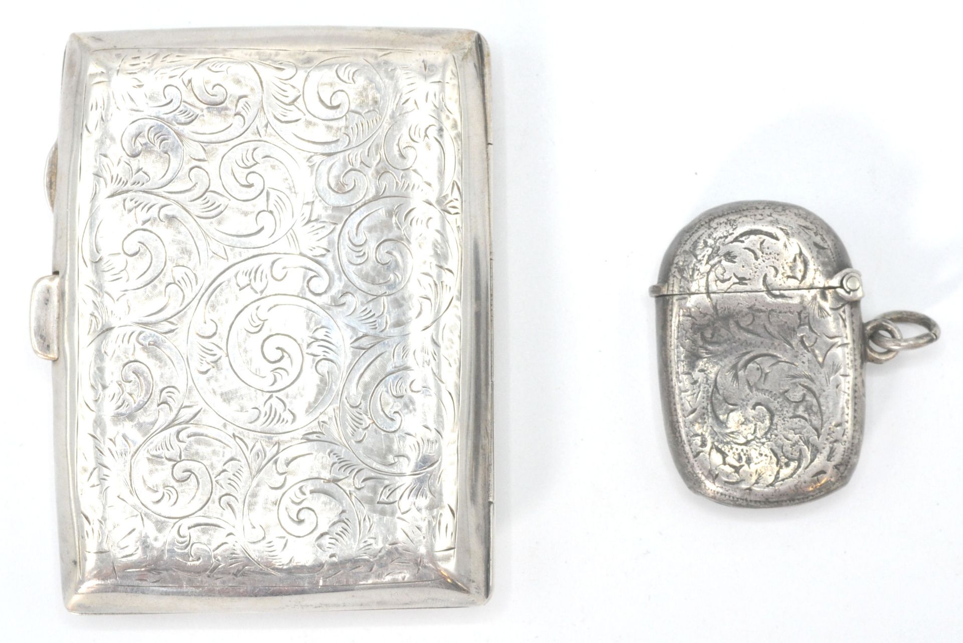 An early 20th Century Edwardian silver hallmarked cigarette case of rectangular bowed form having - Bild 2 aus 6