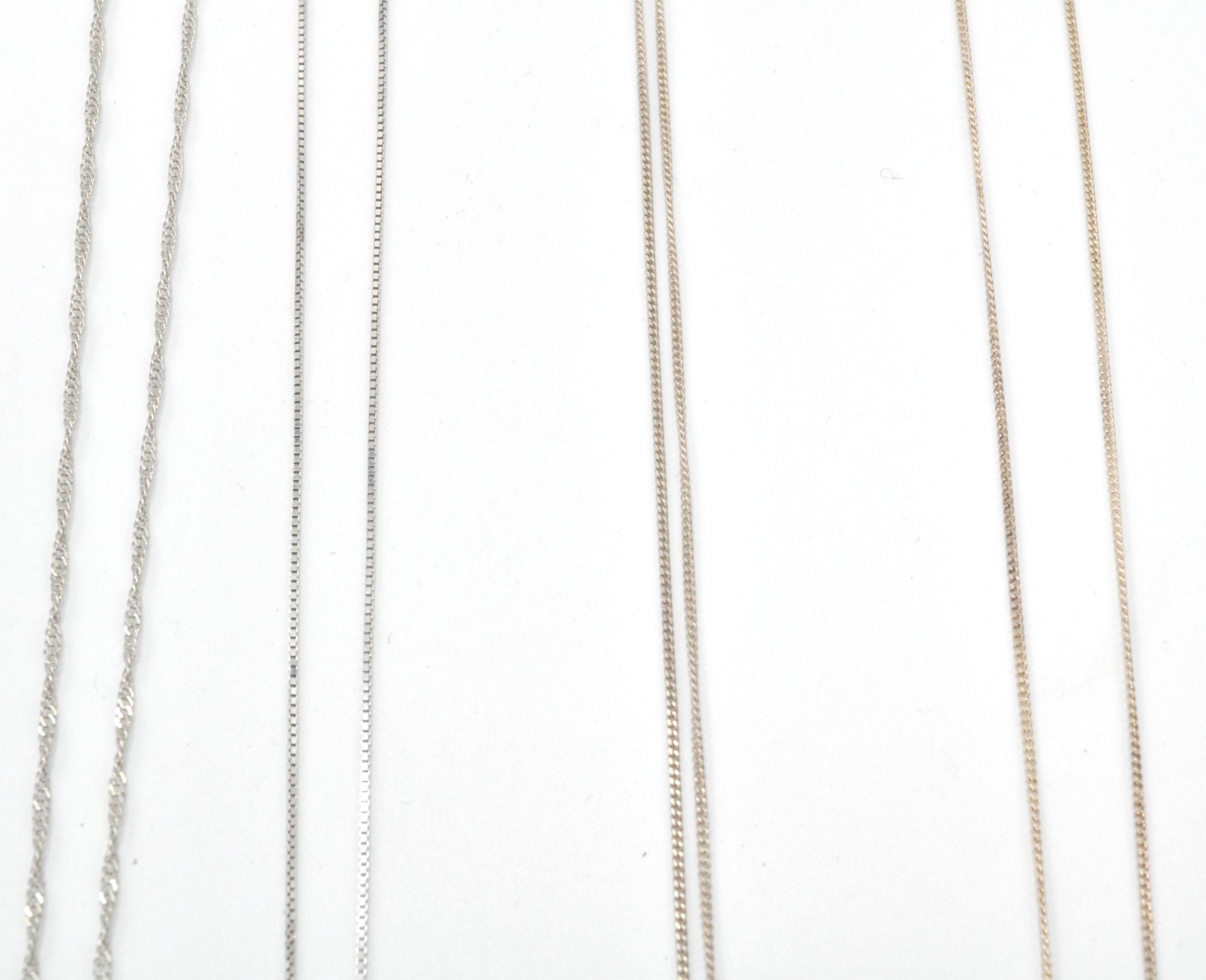 A collection of silver necklace chains to include examples with key pendant, three sting silver - Bild 6 aus 7