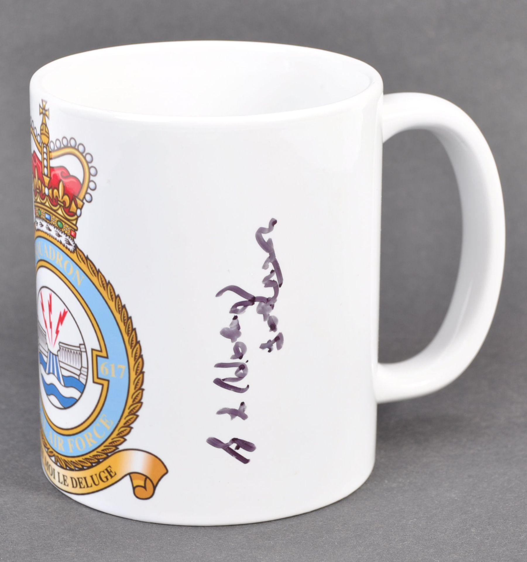 WWII INTEREST - 617 SQUADRON AUTOGRAPHED CERAMIC M - Bild 3 aus 5