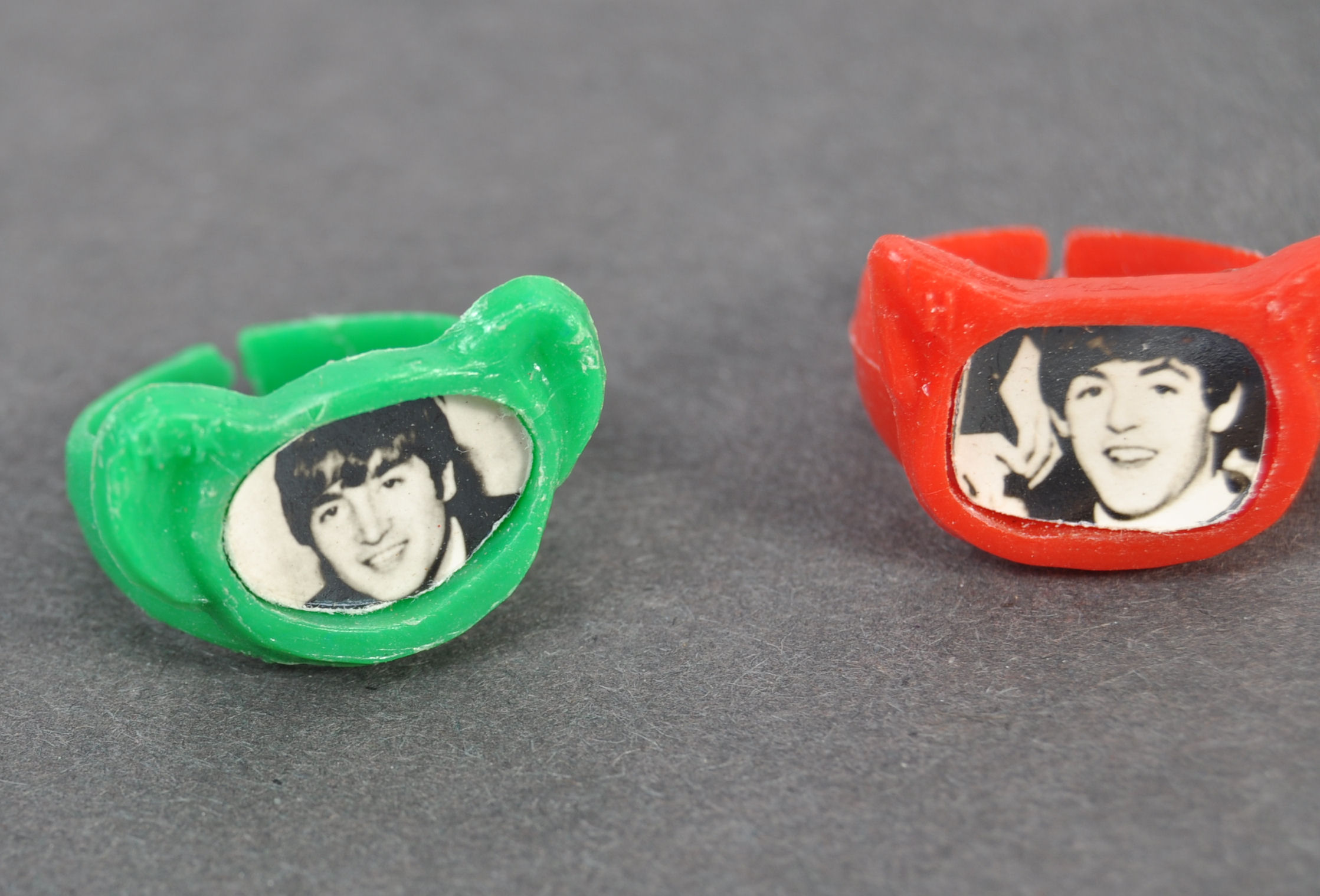 THE BEATLES - RARE SET OF GUMBALL PLASTIC FINGER RINGS - Image 2 of 5