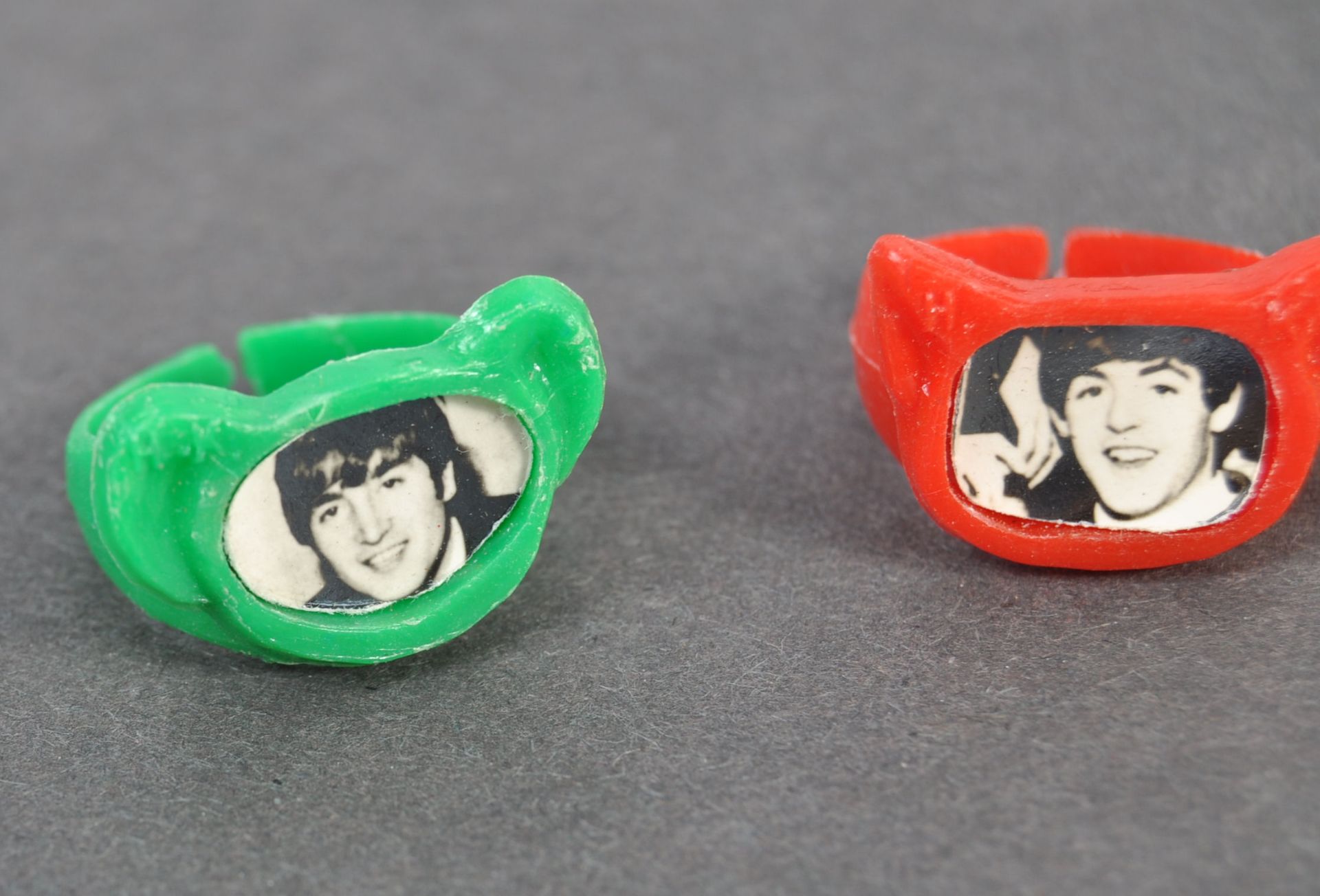 THE BEATLES - RARE SET OF GUMBALL PLASTIC FINGER RINGS - Bild 2 aus 5