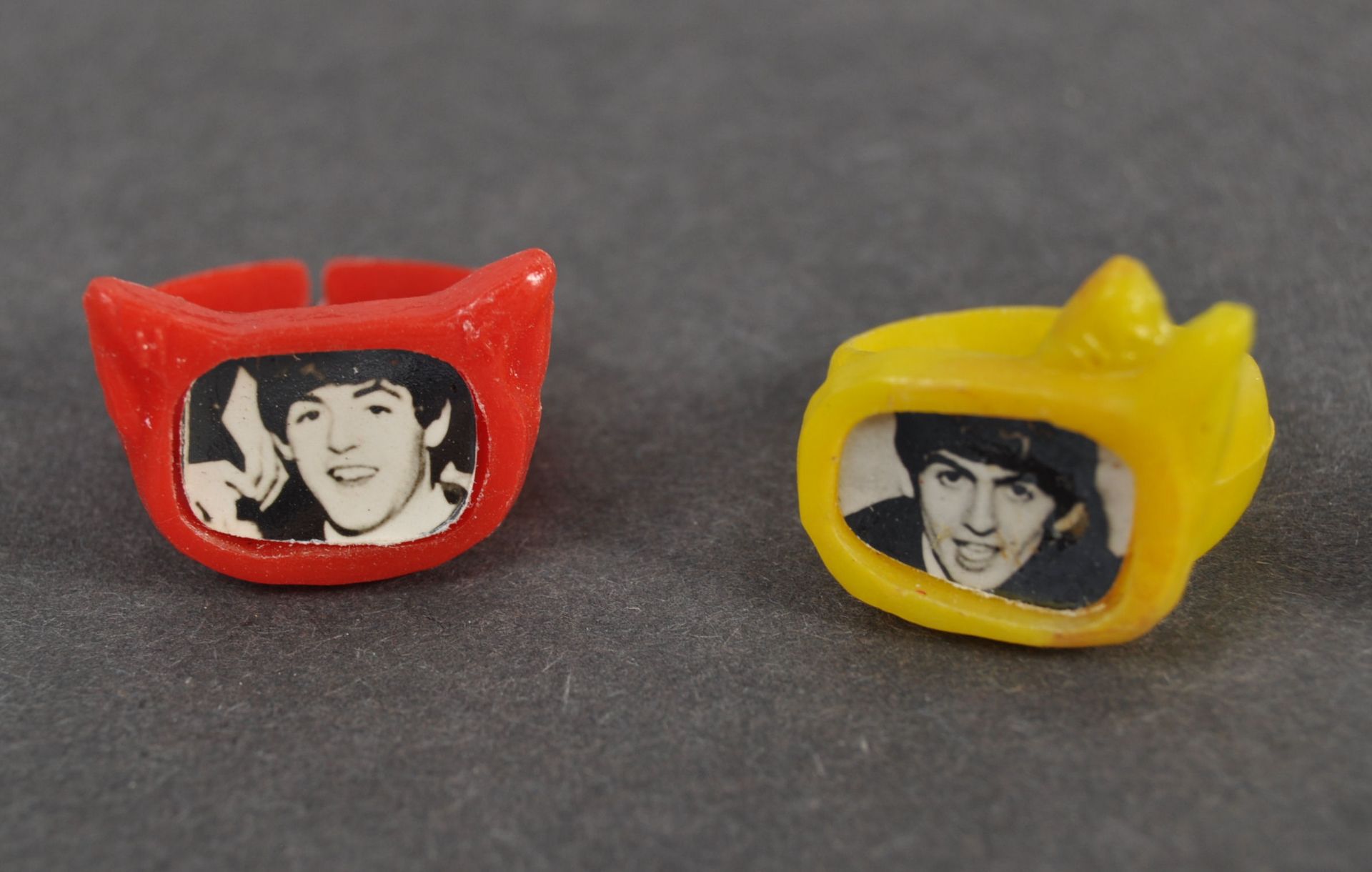 THE BEATLES - RARE SET OF GUMBALL PLASTIC FINGER RINGS - Bild 3 aus 5