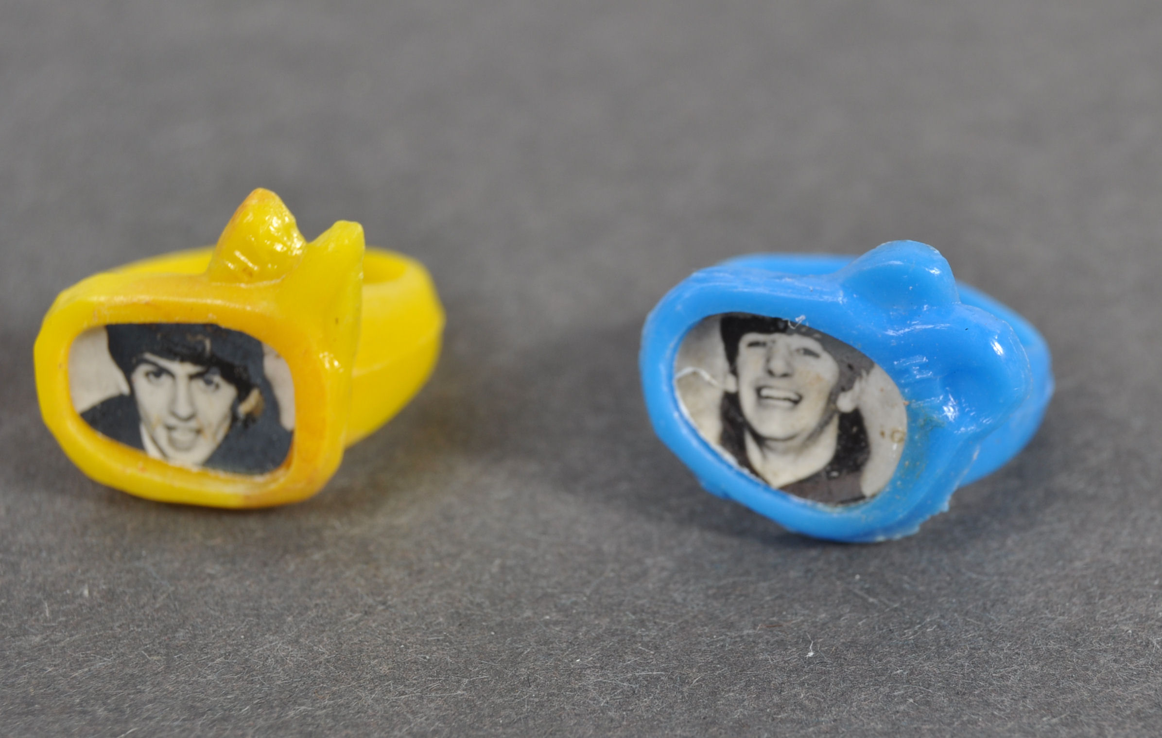 THE BEATLES - RARE SET OF GUMBALL PLASTIC FINGER RINGS - Image 4 of 5