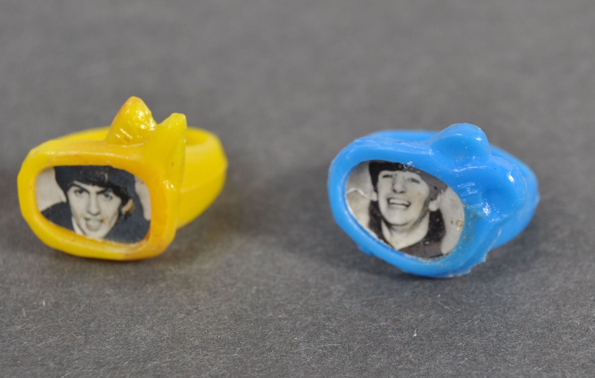 THE BEATLES - RARE SET OF GUMBALL PLASTIC FINGER RINGS - Bild 4 aus 5