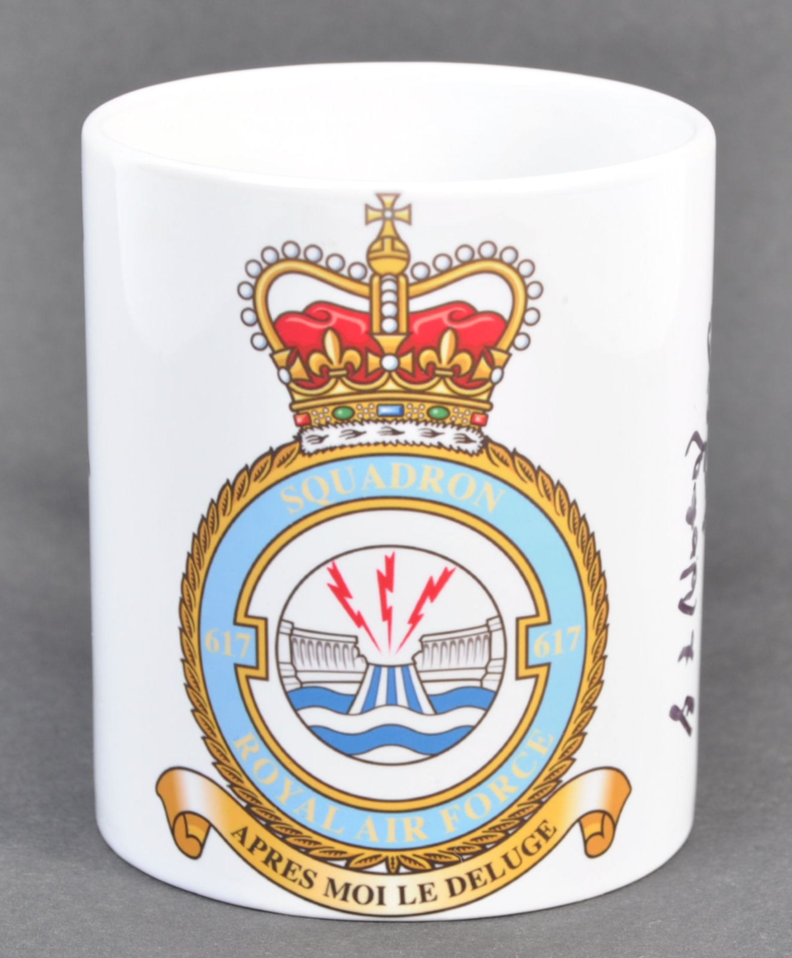 WWII INTEREST - 617 SQUADRON AUTOGRAPHED CERAMIC M - Bild 2 aus 5