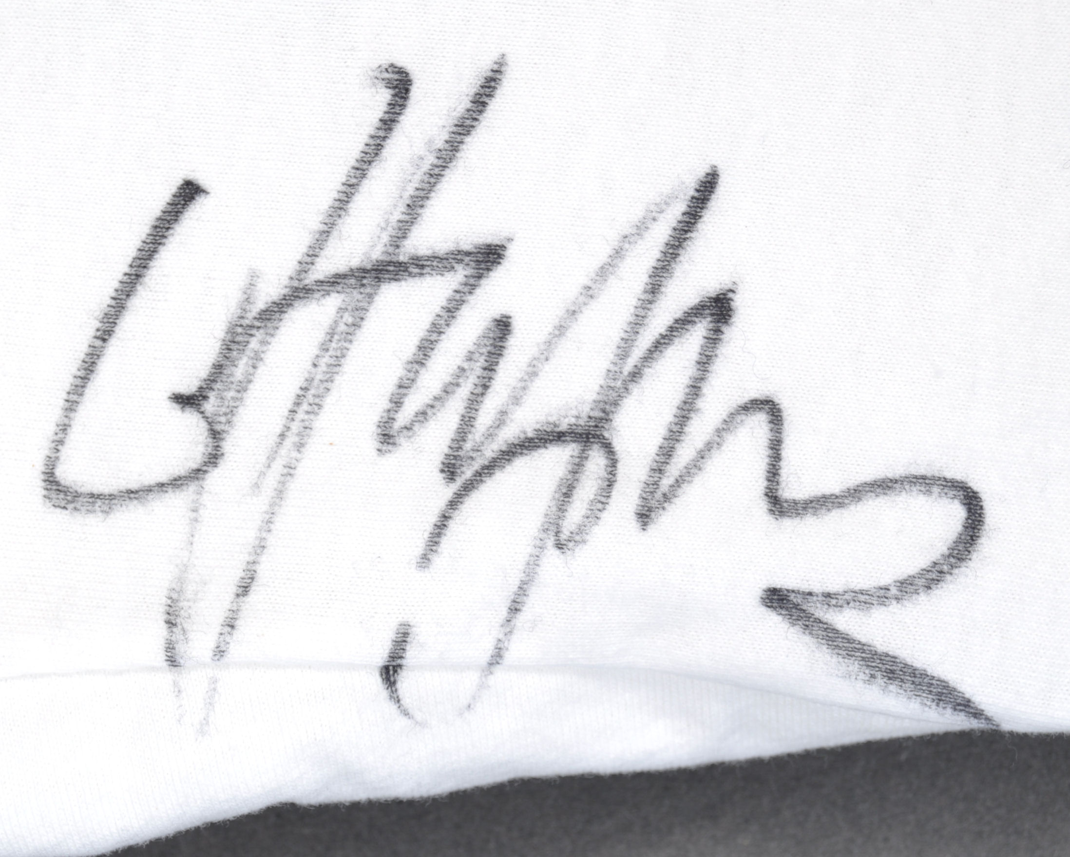 ELTON JOHN - RARE AUTOGRAPHED 2008 TOUR SHIRT - Image 2 of 7