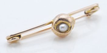 A good 9ct yellow gold brooch having a central she