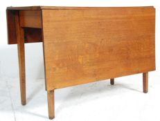 An early 20th Century oak drop leaf dining occasio