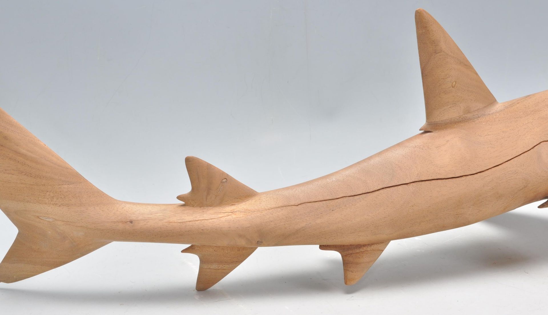 20TH CENTURY HAND CARVED WOODEN SCULPTURE OF A SHARK - Bild 9 aus 12