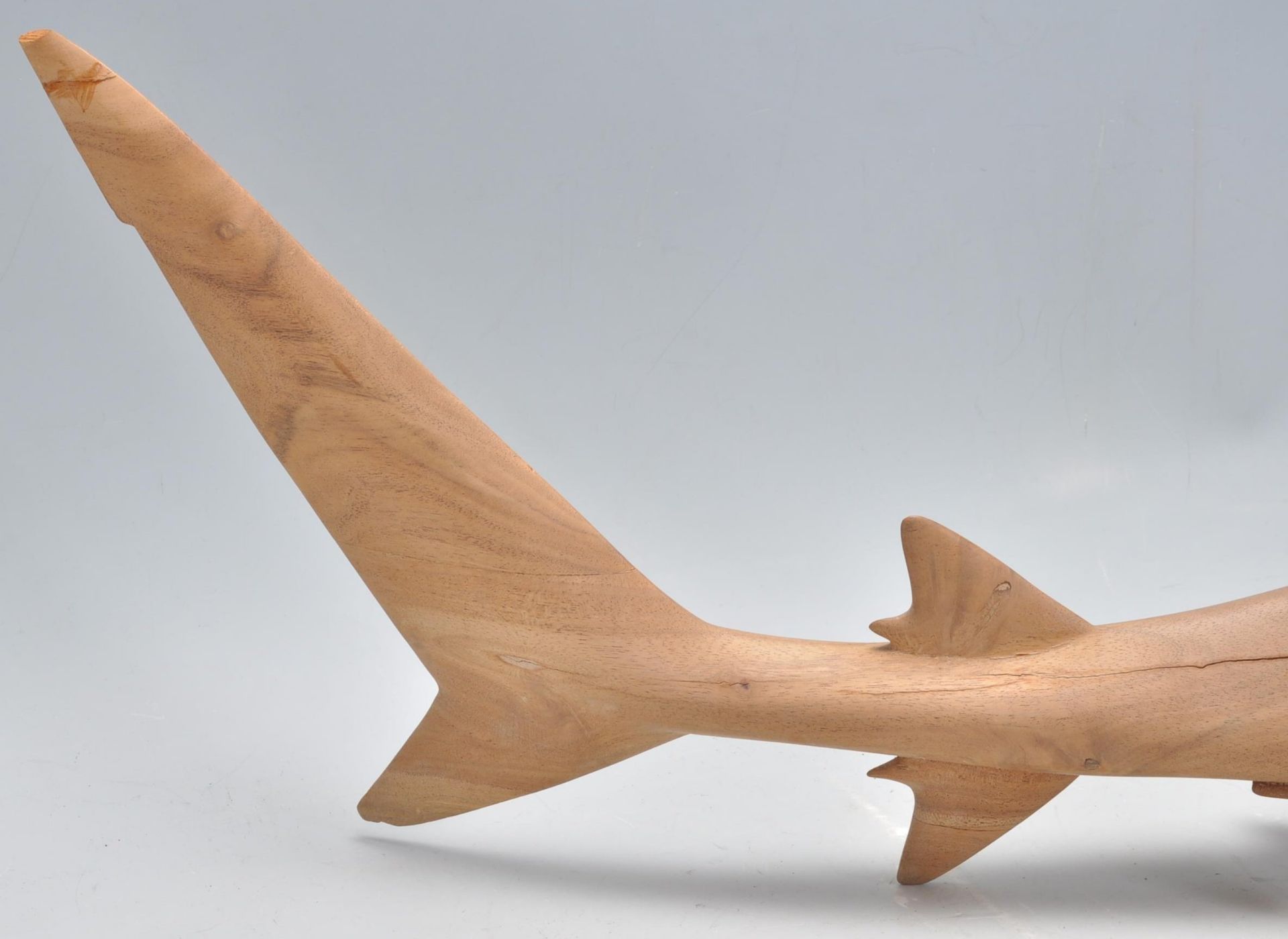 20TH CENTURY HAND CARVED WOODEN SCULPTURE OF A SHARK - Bild 8 aus 12