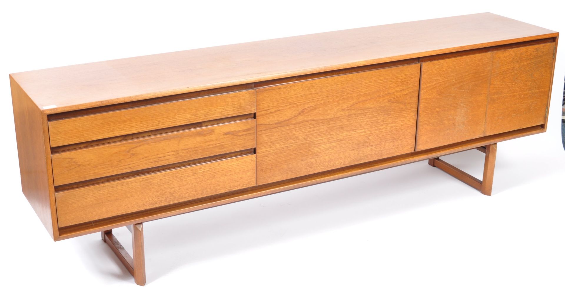 BRITISH MID CENTURY DESIGN - WHITE & NEWTON TEAK WOOD CREDENZA - Bild 2 aus 7