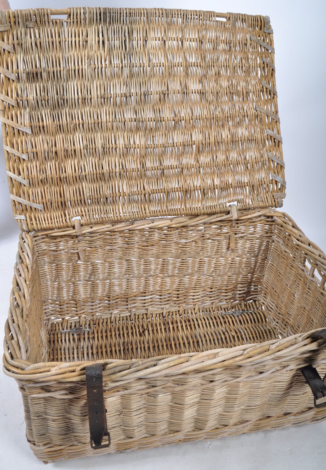 LARGE EARLY 20TH CENTURY WICKER LAUNDRY BASKET CHEST - Image 4 of 4