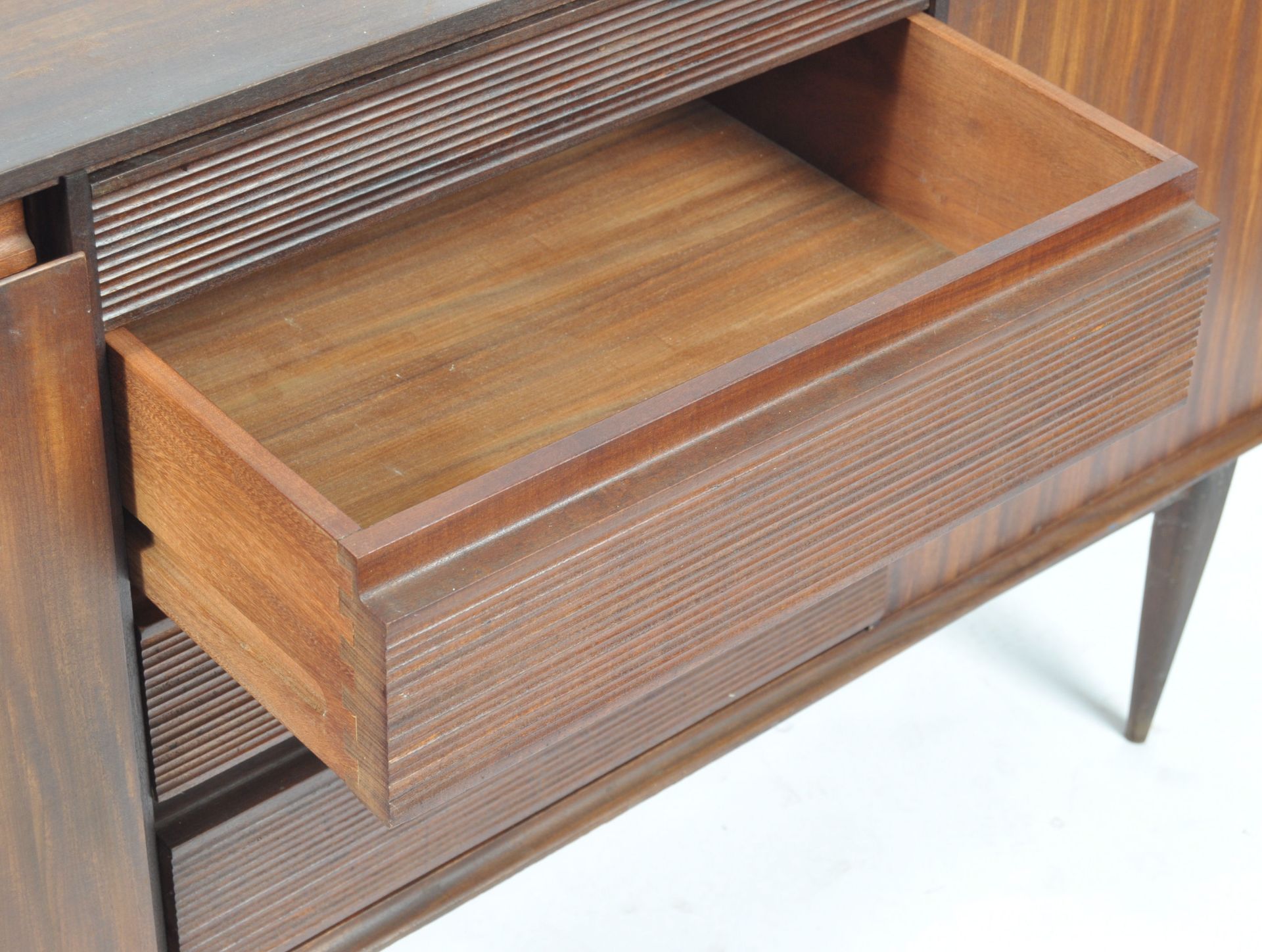 RICHARD HORNBY FOR HEALS OF LONDON TEAK WOOD CREDENZA - Bild 5 aus 7