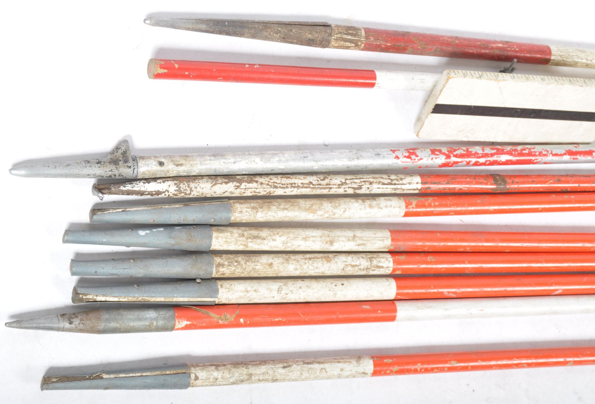 INDUSTRIAL 20TH CENTURY WOODEN SURVEYORS RED AND WHITE POLES - Bild 2 aus 3