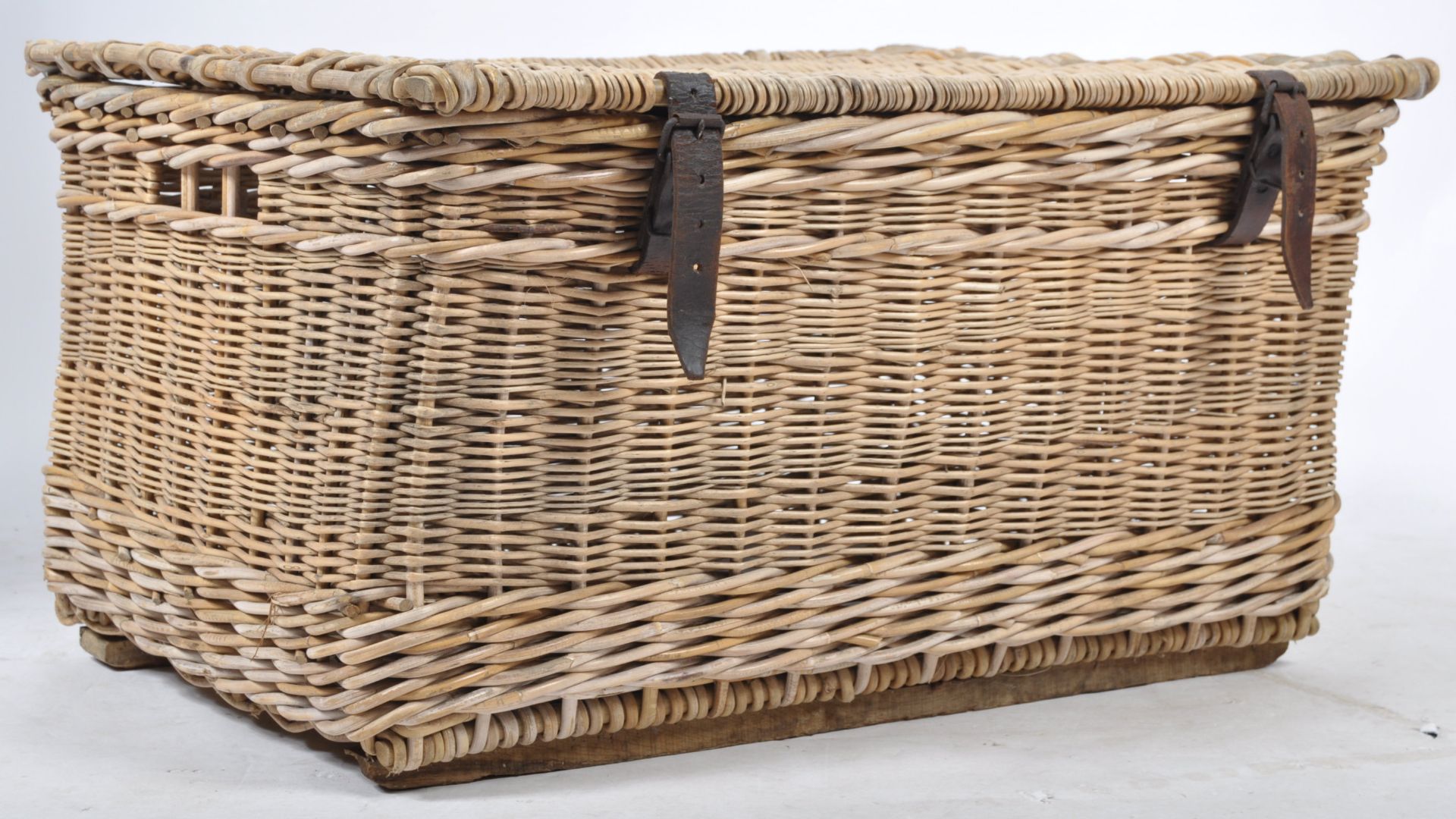 LARGE EARLY 20TH CENTURY WICKER LAUNDRY BASKET CHEST