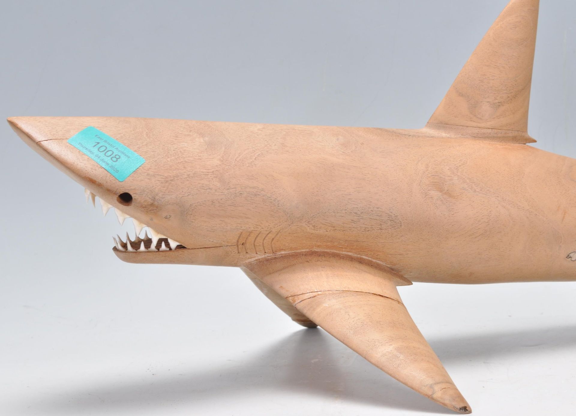 20TH CENTURY HAND CARVED WOODEN SCULPTURE OF A SHARK - Bild 4 aus 12