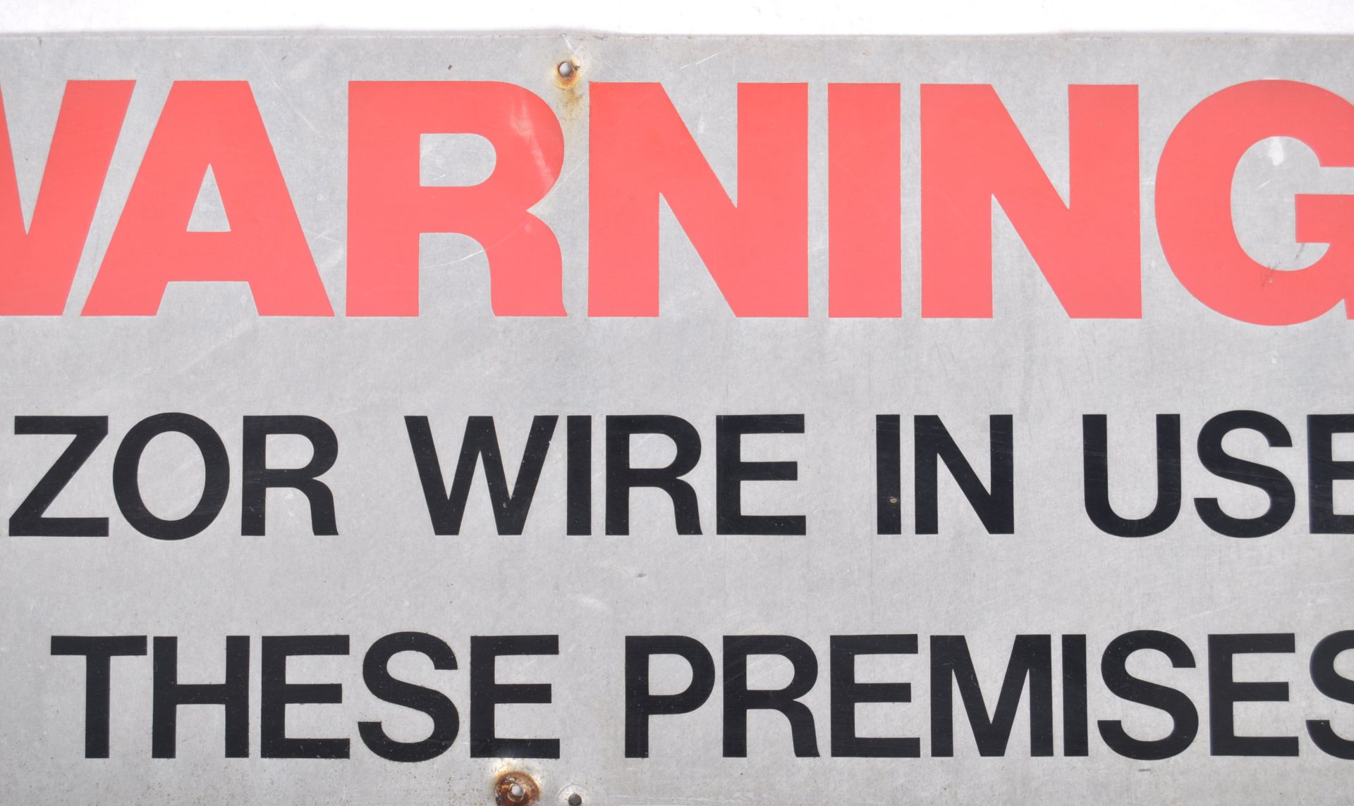 A 20th century retro industrial warning / danger sign on pressed aluminium rectangular plate with - Bild 2 aus 3