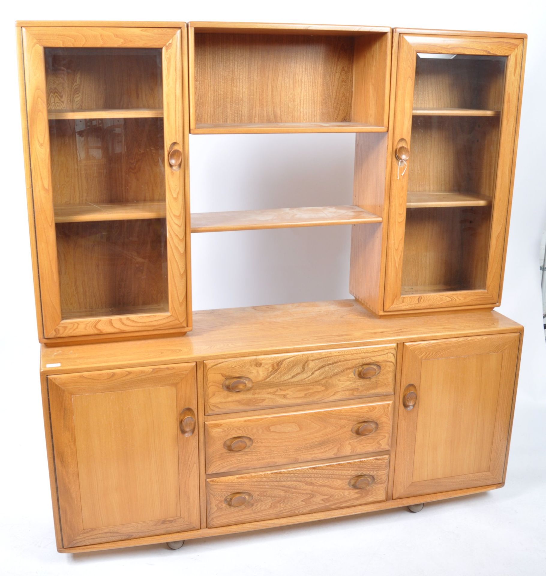 LUCIAN ERCOLANI - ERCOL MODEL 455 WINDSOR DRESSER DISPLAY CABINET - Bild 2 aus 9