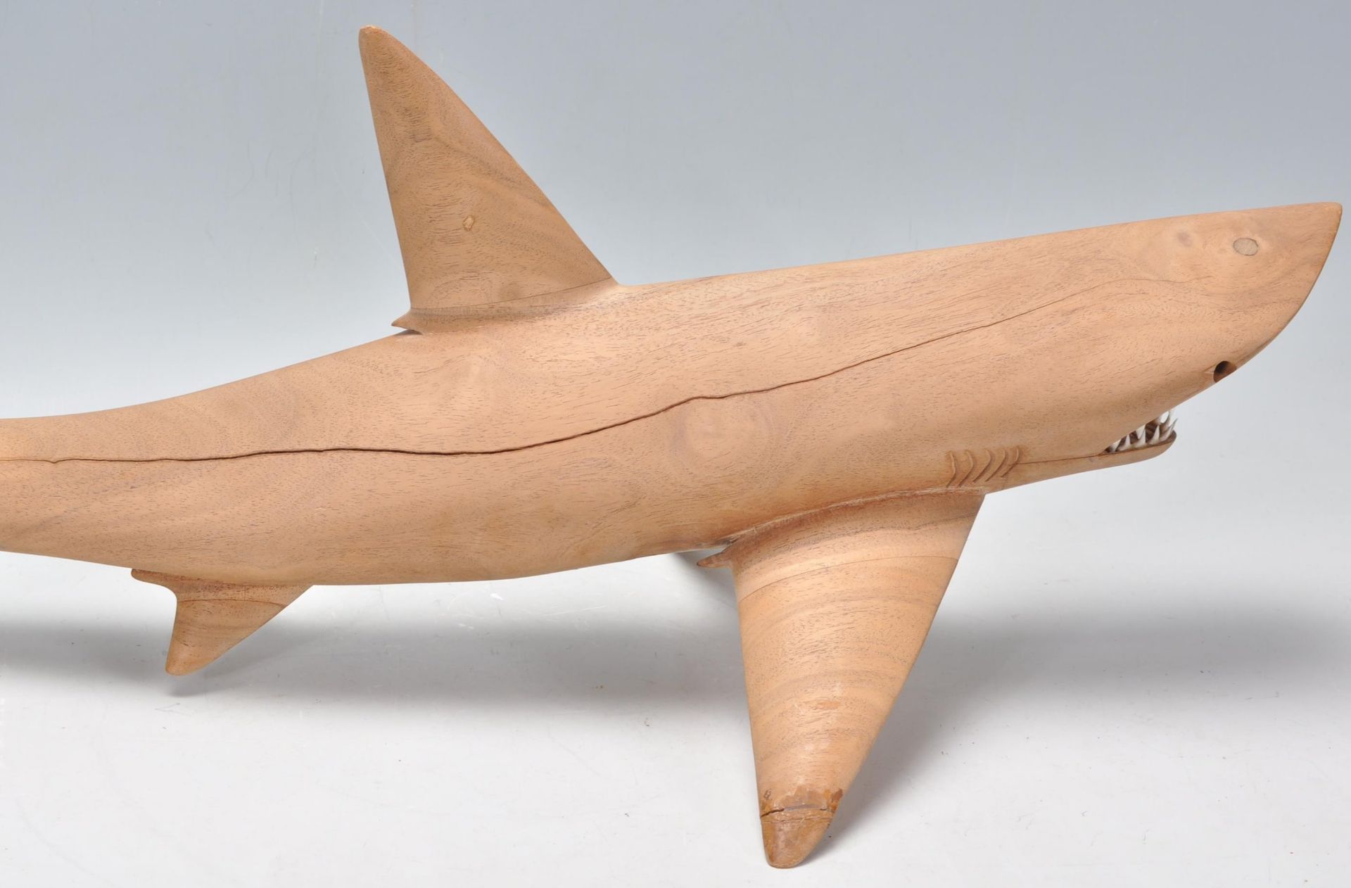 20TH CENTURY HAND CARVED WOODEN SCULPTURE OF A SHARK - Bild 10 aus 12