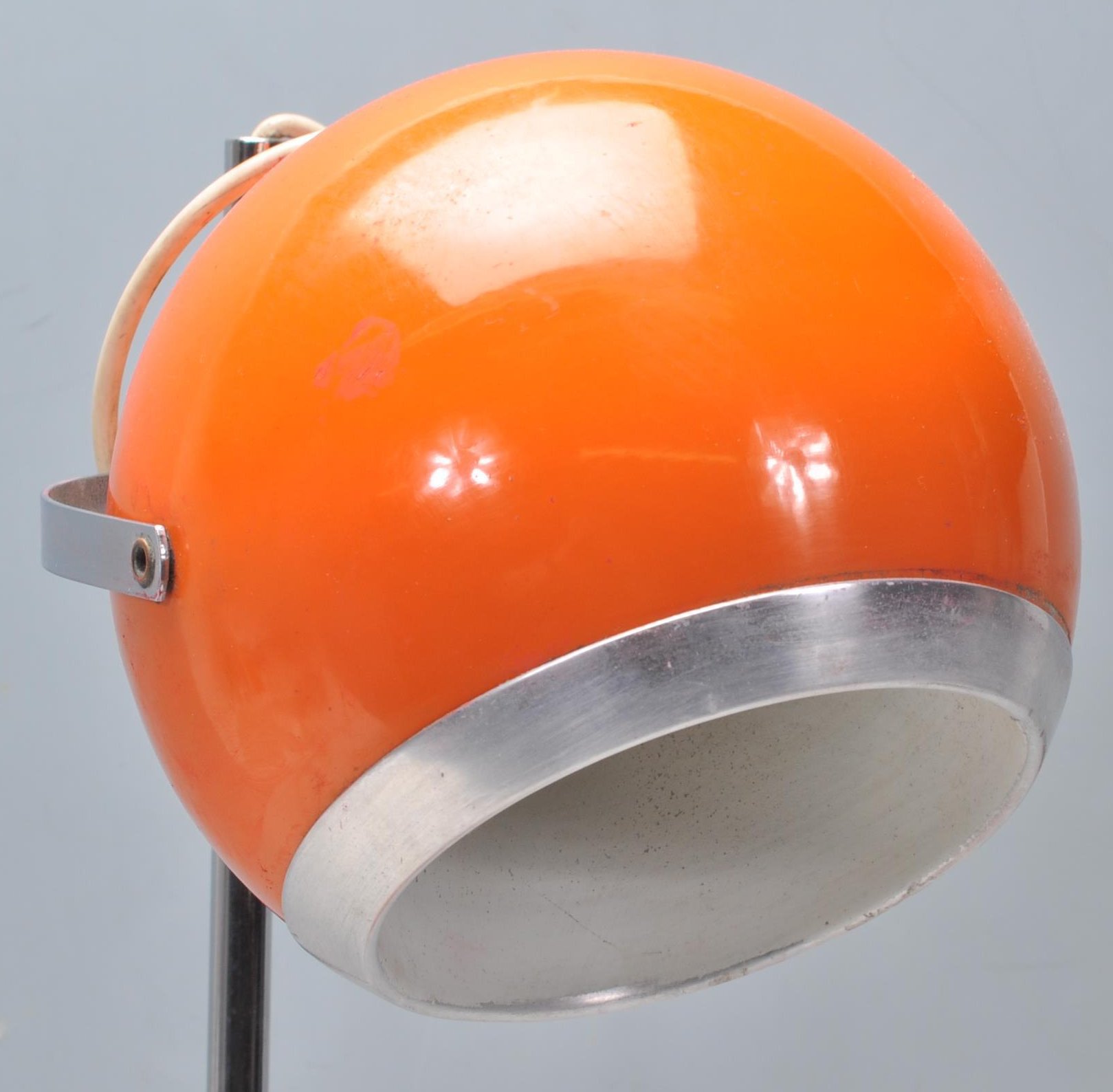 1970S RETRO VINTAGE VIBRANT ORANGE BALL DESK LAMP - Image 2 of 7