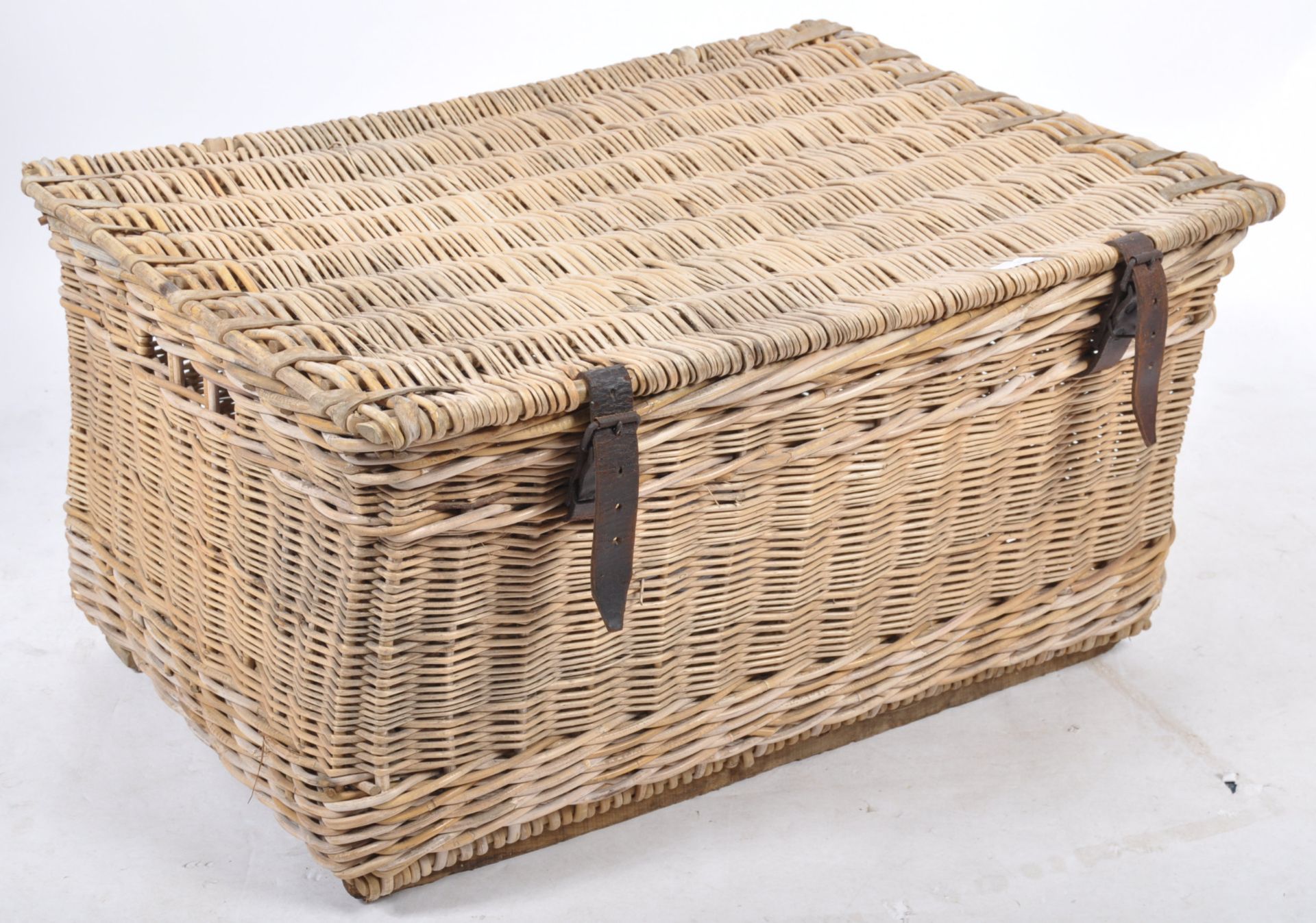 LARGE EARLY 20TH CENTURY WICKER LAUNDRY BASKET CHEST - Image 2 of 4