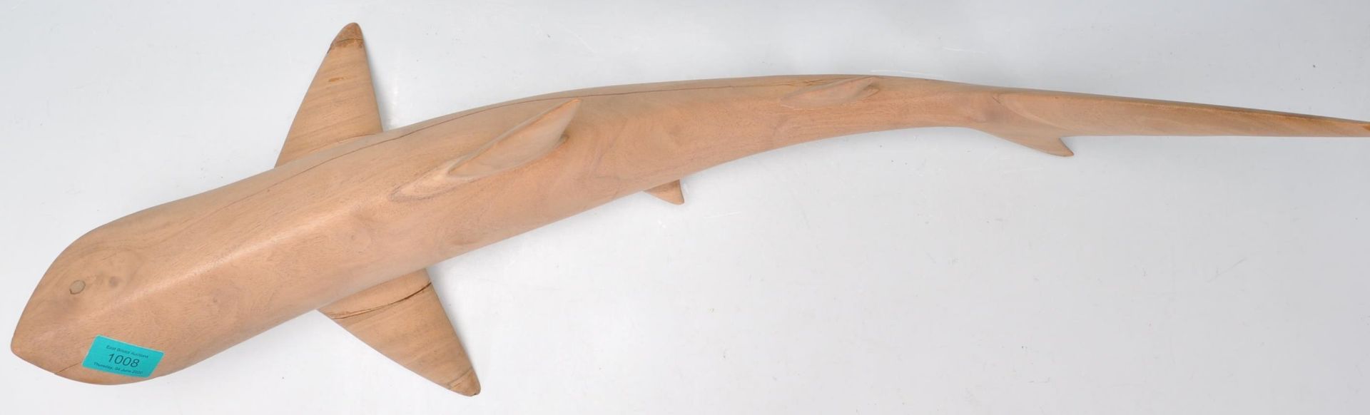 20TH CENTURY HAND CARVED WOODEN SCULPTURE OF A SHARK - Bild 2 aus 12