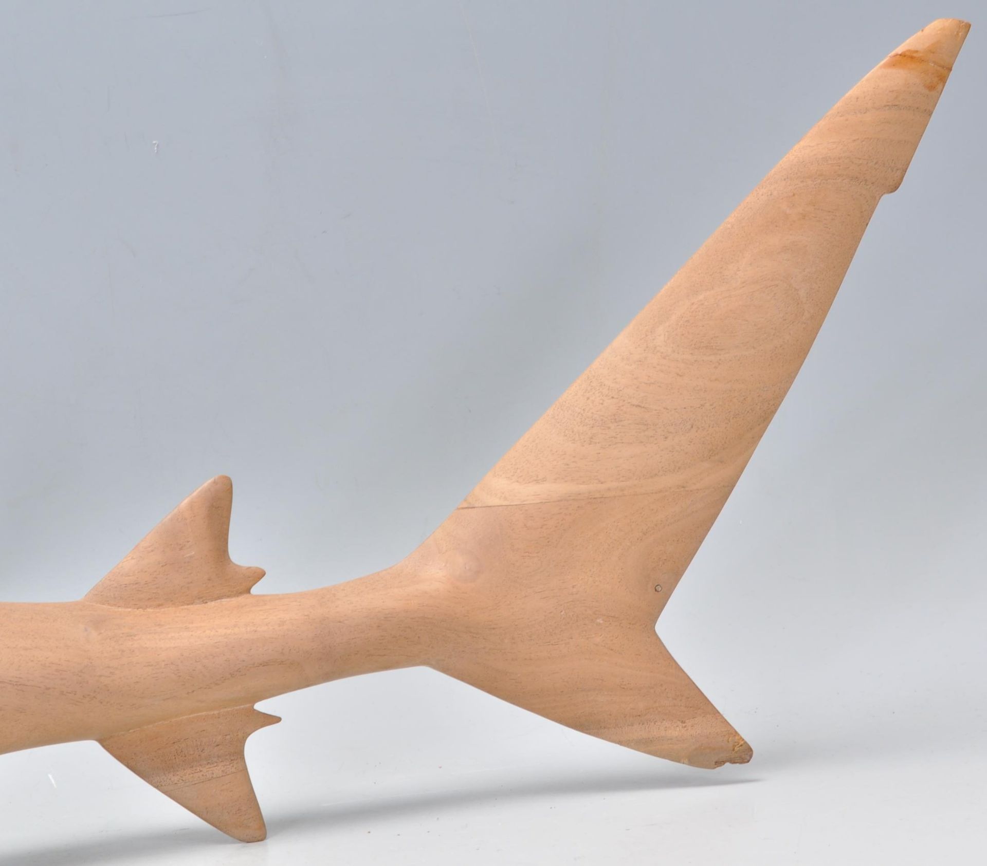 20TH CENTURY HAND CARVED WOODEN SCULPTURE OF A SHARK - Bild 3 aus 12