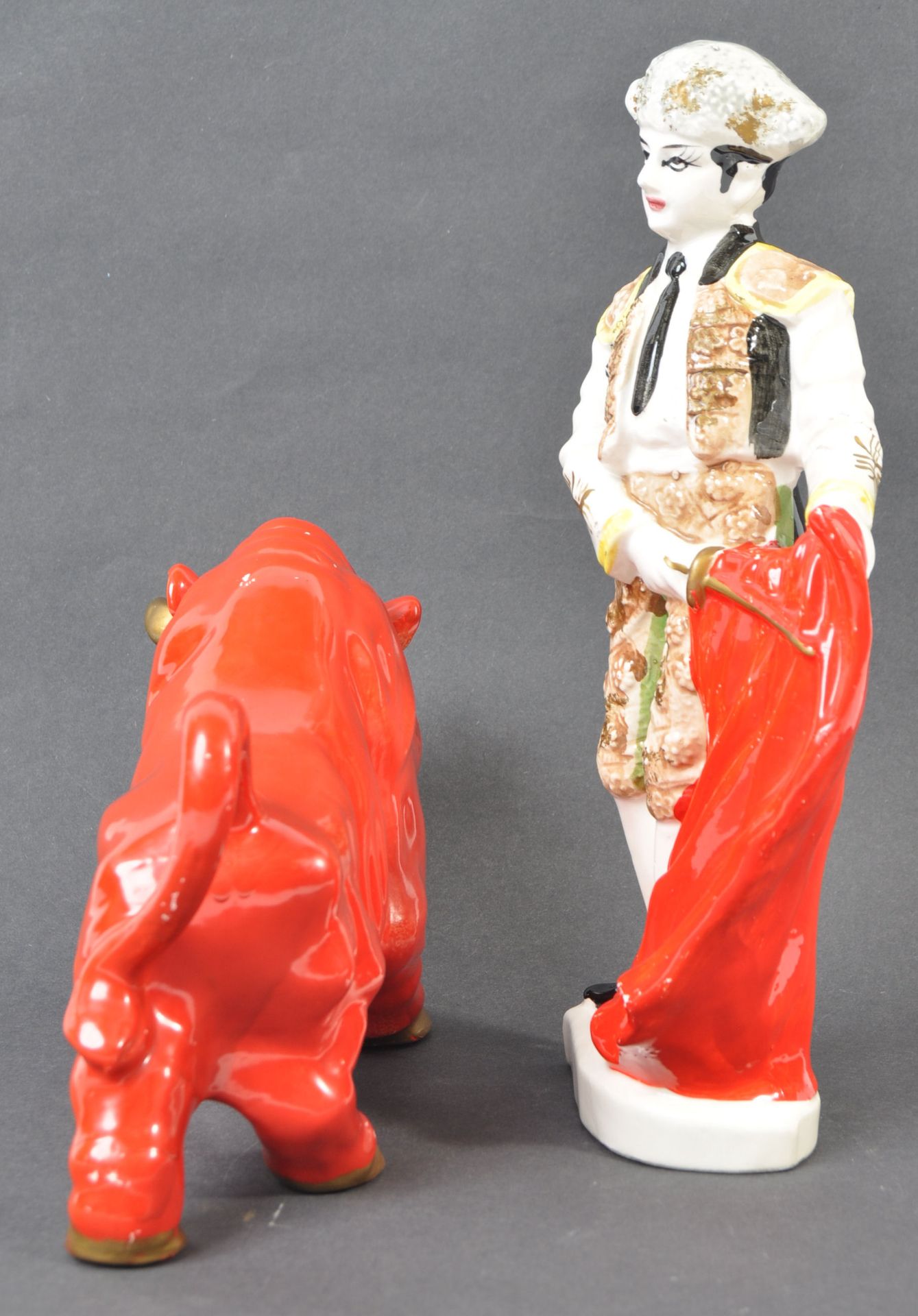 MANNER OF ROYAL HAEGER - SPANISH PORCELAIN BULL AND MATADOR - Bild 3 aus 5