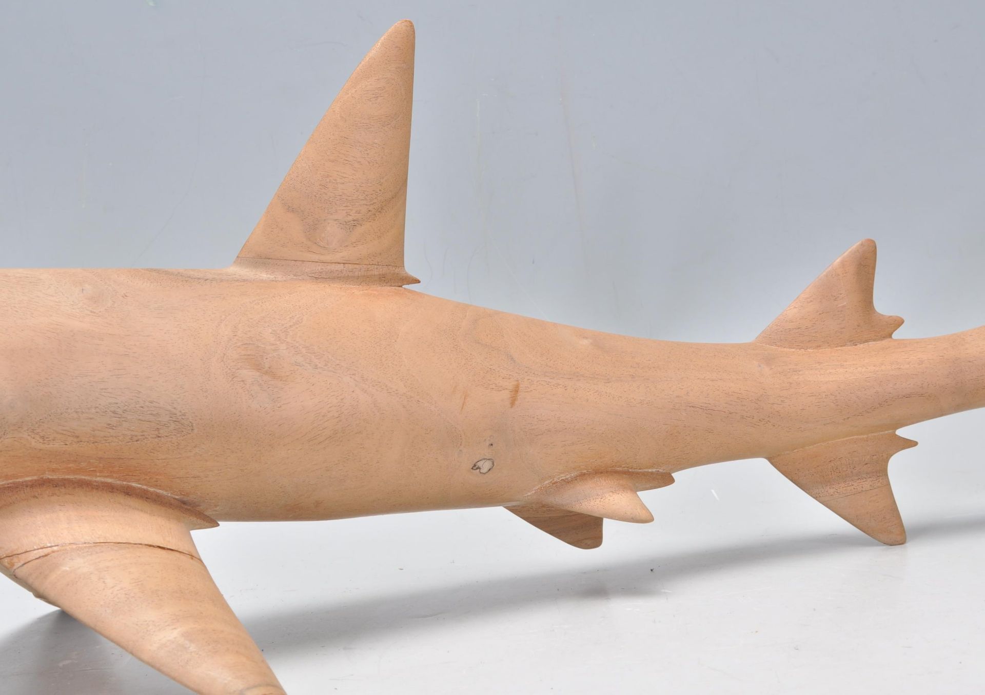 20TH CENTURY HAND CARVED WOODEN SCULPTURE OF A SHARK - Bild 5 aus 12