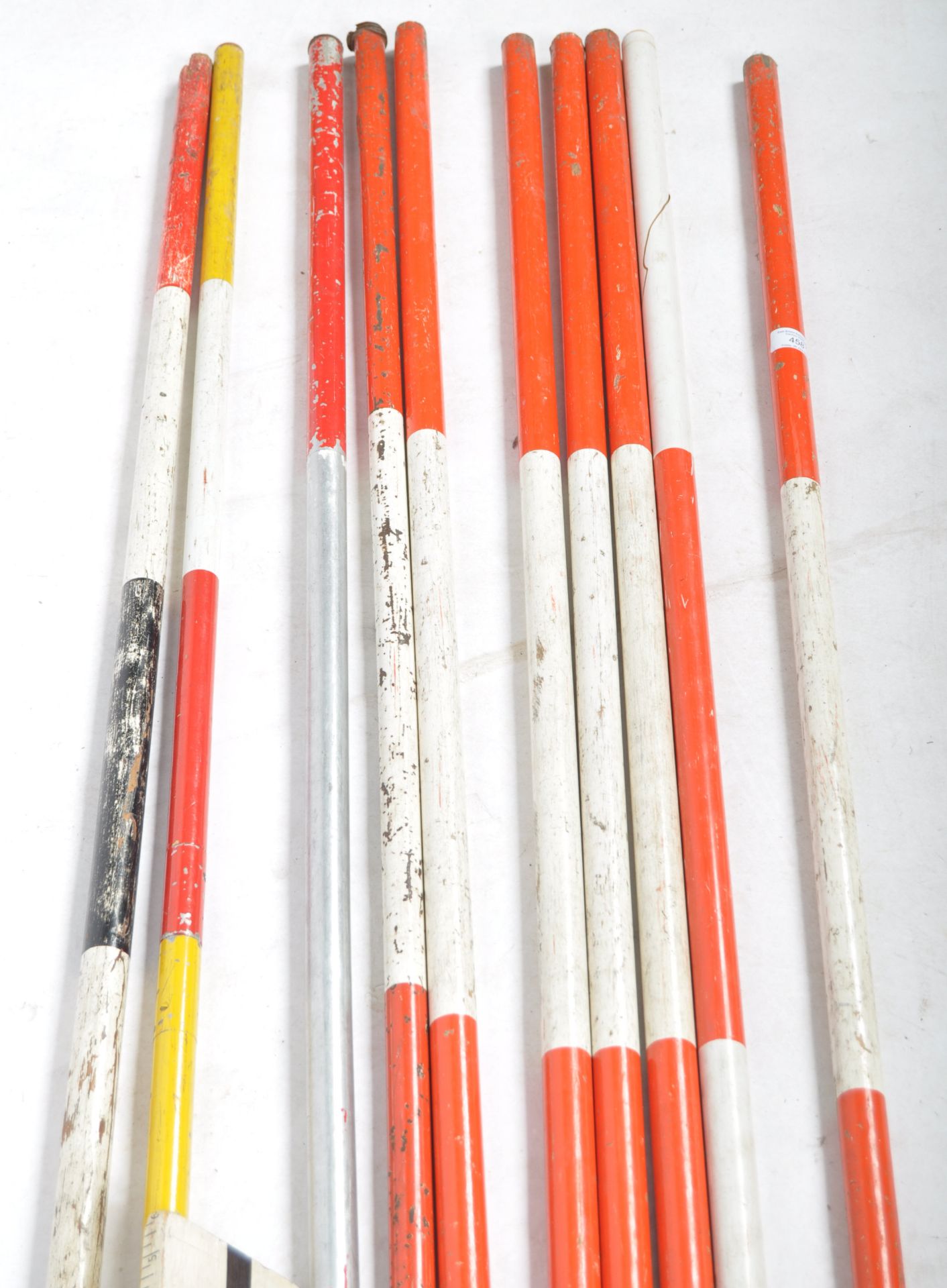 INDUSTRIAL 20TH CENTURY WOODEN SURVEYORS RED AND WHITE POLES - Bild 3 aus 3