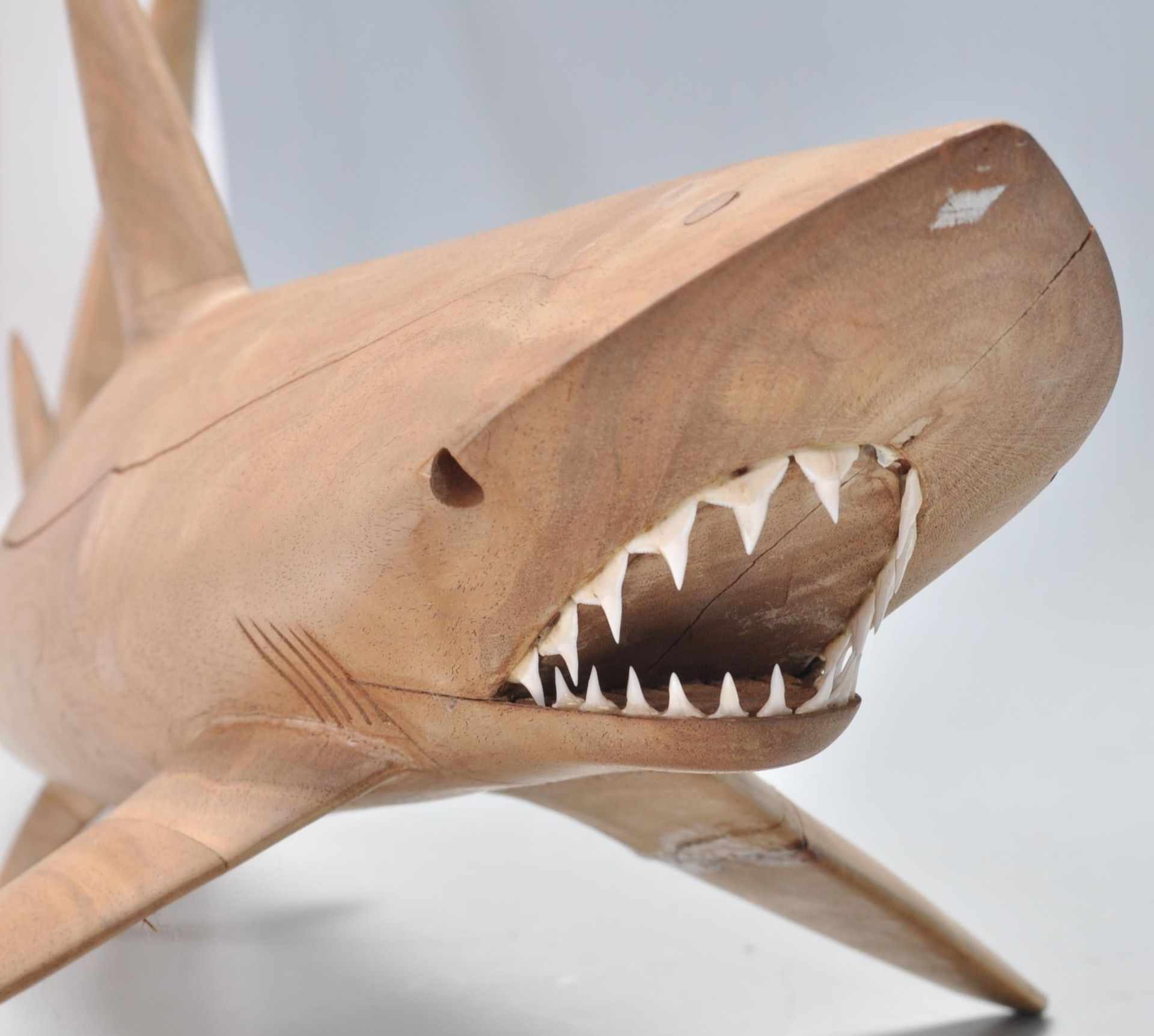 20TH CENTURY HAND CARVED WOODEN SCULPTURE OF A SHARK - Bild 6 aus 12