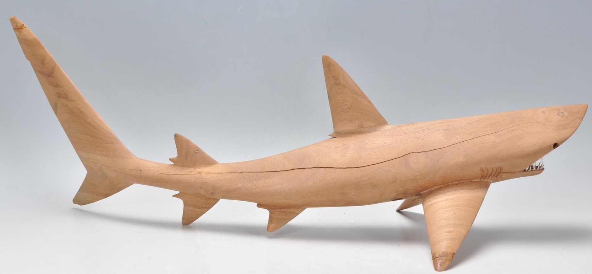 20TH CENTURY HAND CARVED WOODEN SCULPTURE OF A SHARK - Bild 7 aus 12