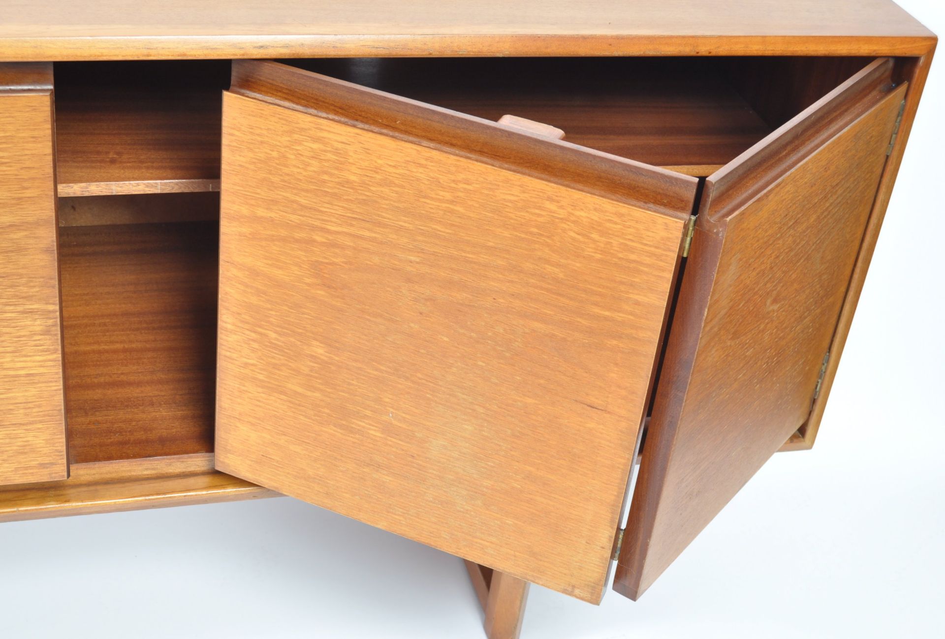 BRITISH MID CENTURY DESIGN - WHITE & NEWTON TEAK WOOD CREDENZA - Bild 6 aus 7