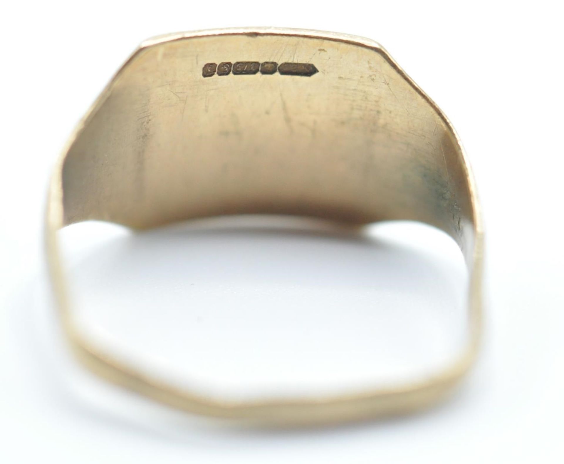 An early 20th Century Edwardian hallmarked 15ct gold gypsy ring with engraved shoulders (stones - Bild 5 aus 7