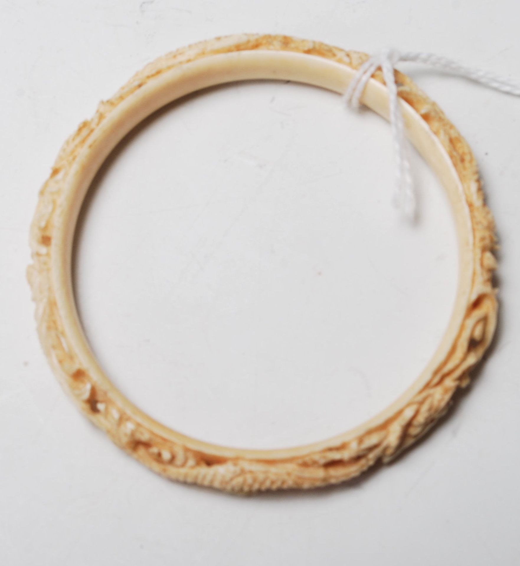 A 19th Century Chinese carved ivory bangle of typical circular form featuring stone inset eyes and a - Bild 4 aus 5