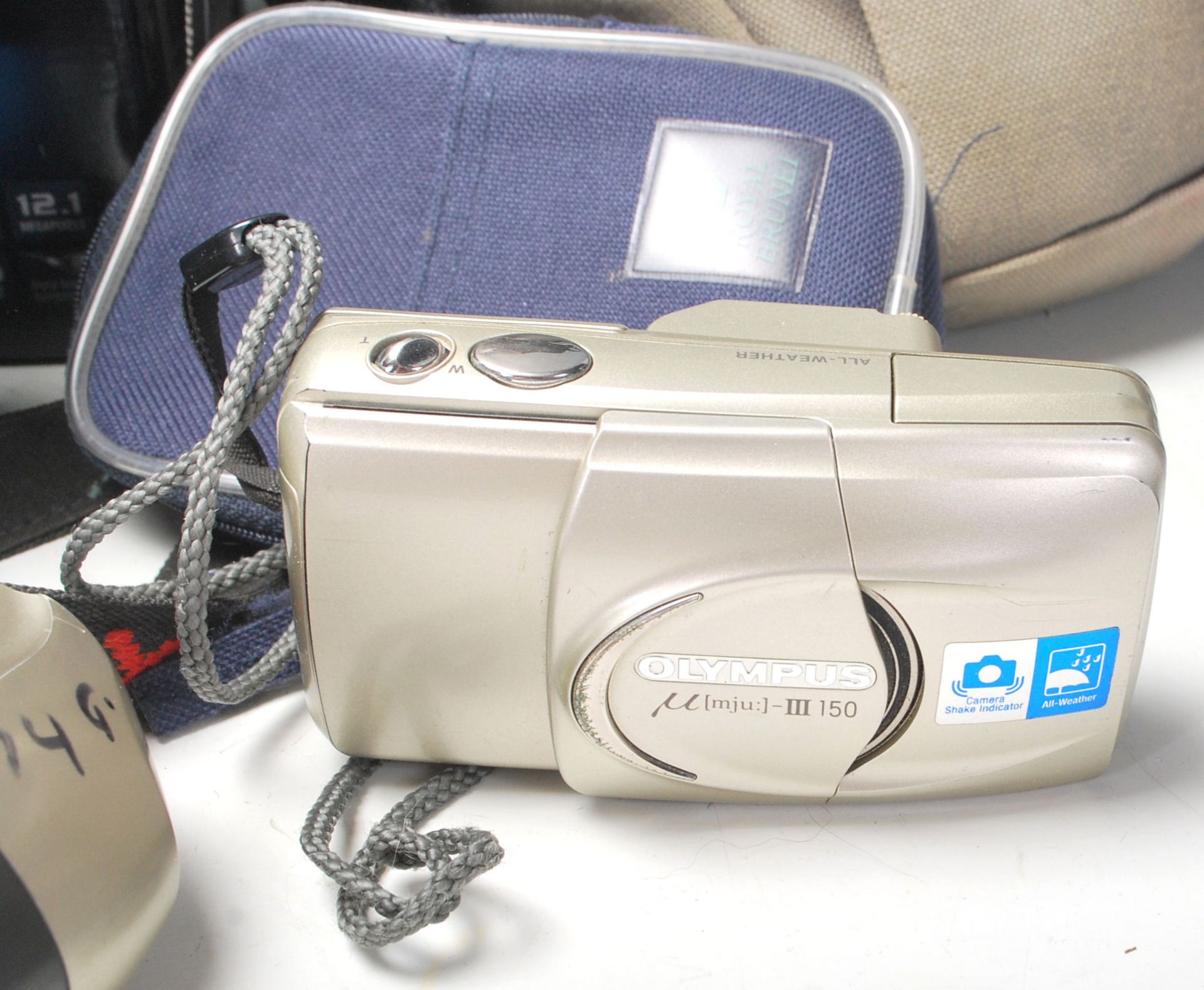 A collection of vintage retro camera equipment to include a Pentax P30, Lumix FZ38, SMC PENTAX- A - Bild 7 aus 9