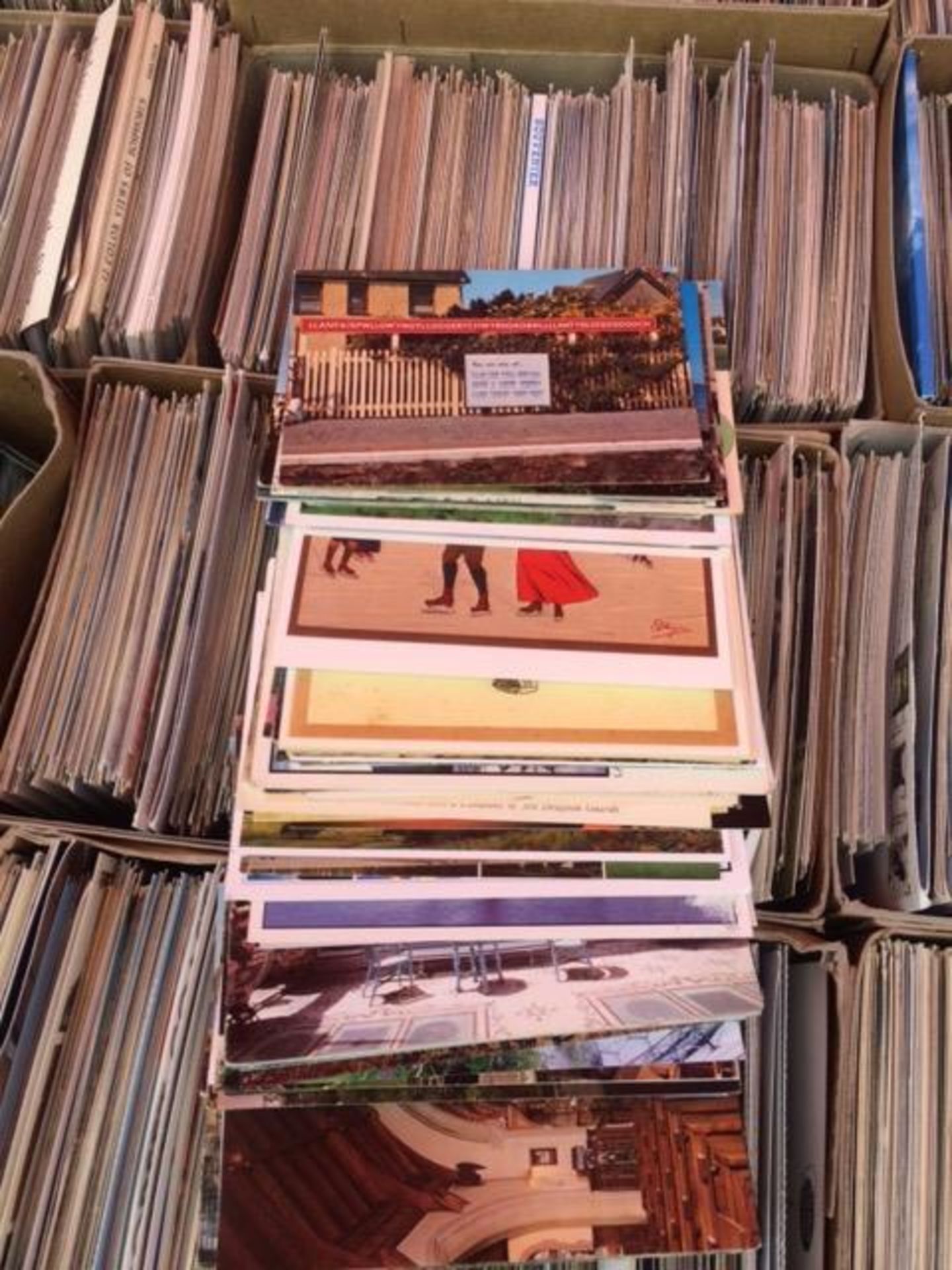 POSTCARDS - an impressive colossal collection of circa 30,000 cards, unsorted in x36 shoebox size - Bild 5 aus 10