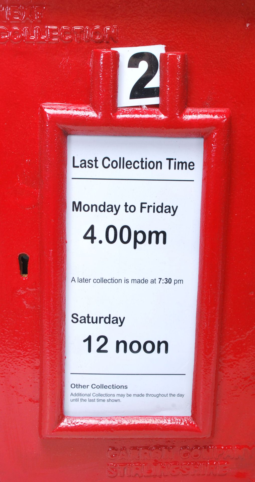 A vintage 20th Century replica Royal Mail post office / post box front panel in post box red - Bild 4 aus 6
