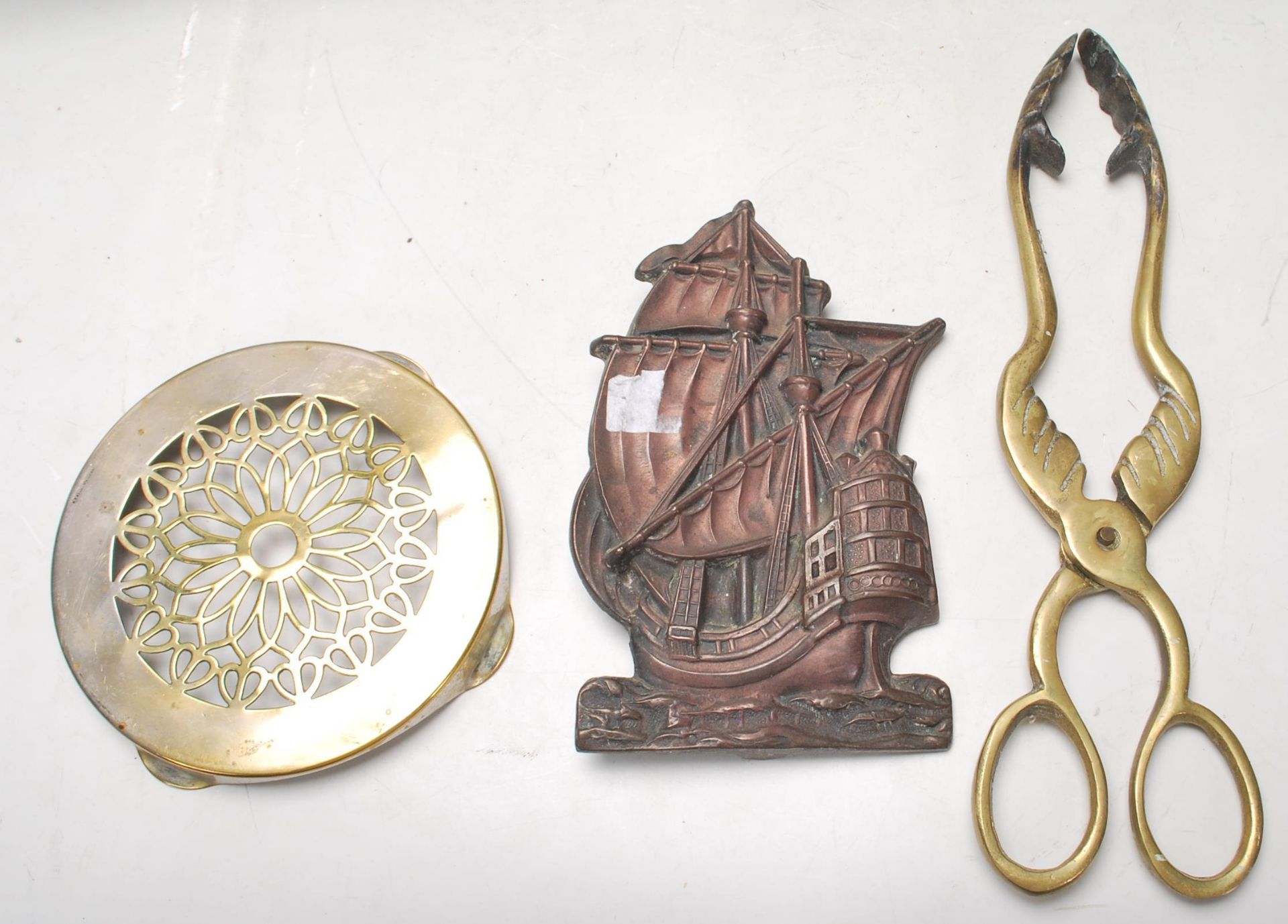 A good collection of antique 20th Century brass items to include French brass trivets stand with - Bild 7 aus 12