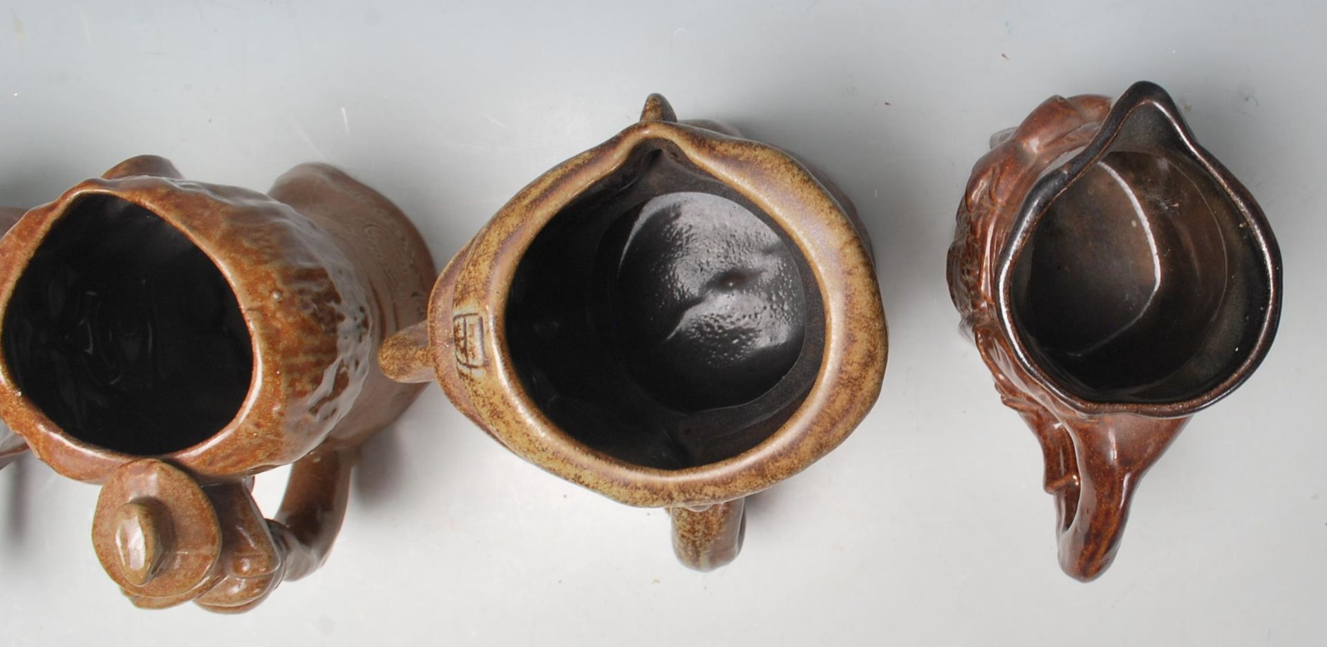 A group of six Australian Bendigo studio art ceramic pottery limited edition character mugs to - Bild 5 aus 7