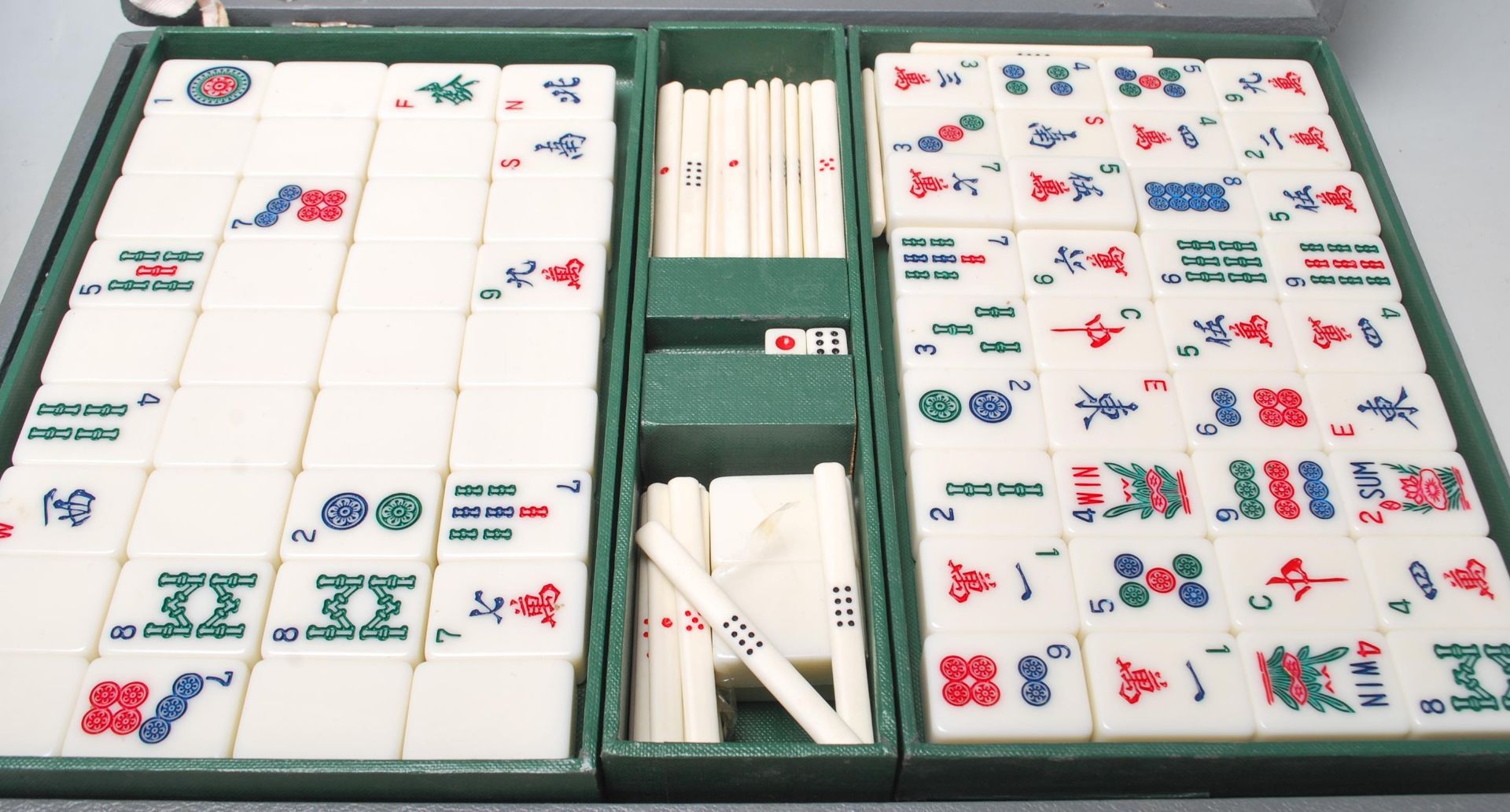 Two mid 20th Century Oriental Mahjong set, one set having plastic pieces with clear flower - Bild 9 aus 13