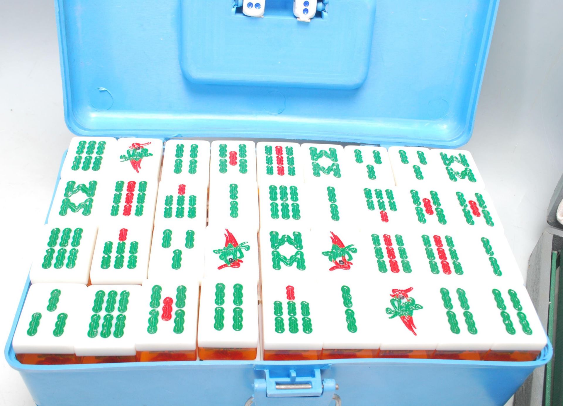 Two mid 20th Century Oriental Mahjong set, one set having plastic pieces with clear flower - Bild 3 aus 13