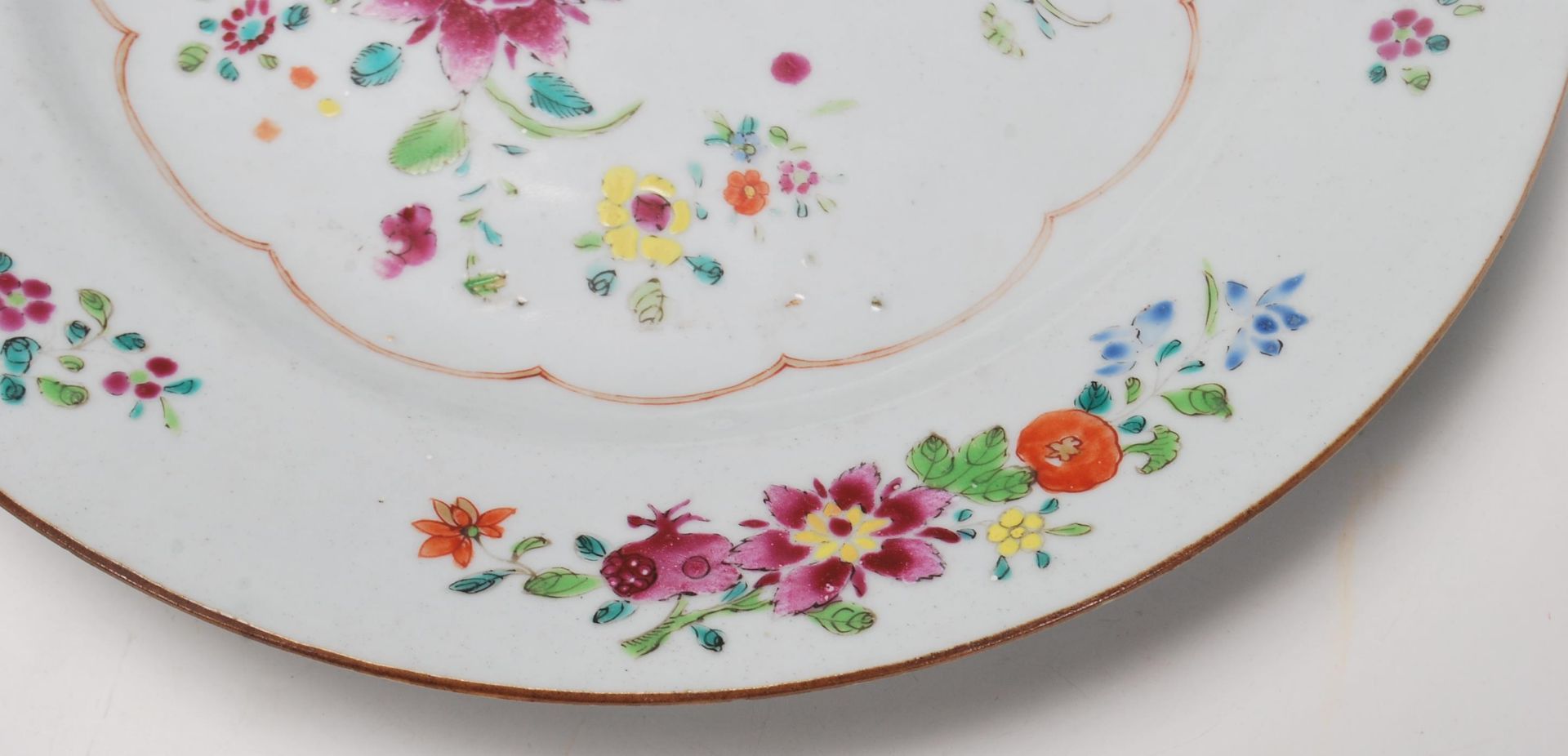 A 18th century Chinese Qianlong antique porcelain plate, decorated in the Wucai five colour - Bild 5 aus 7