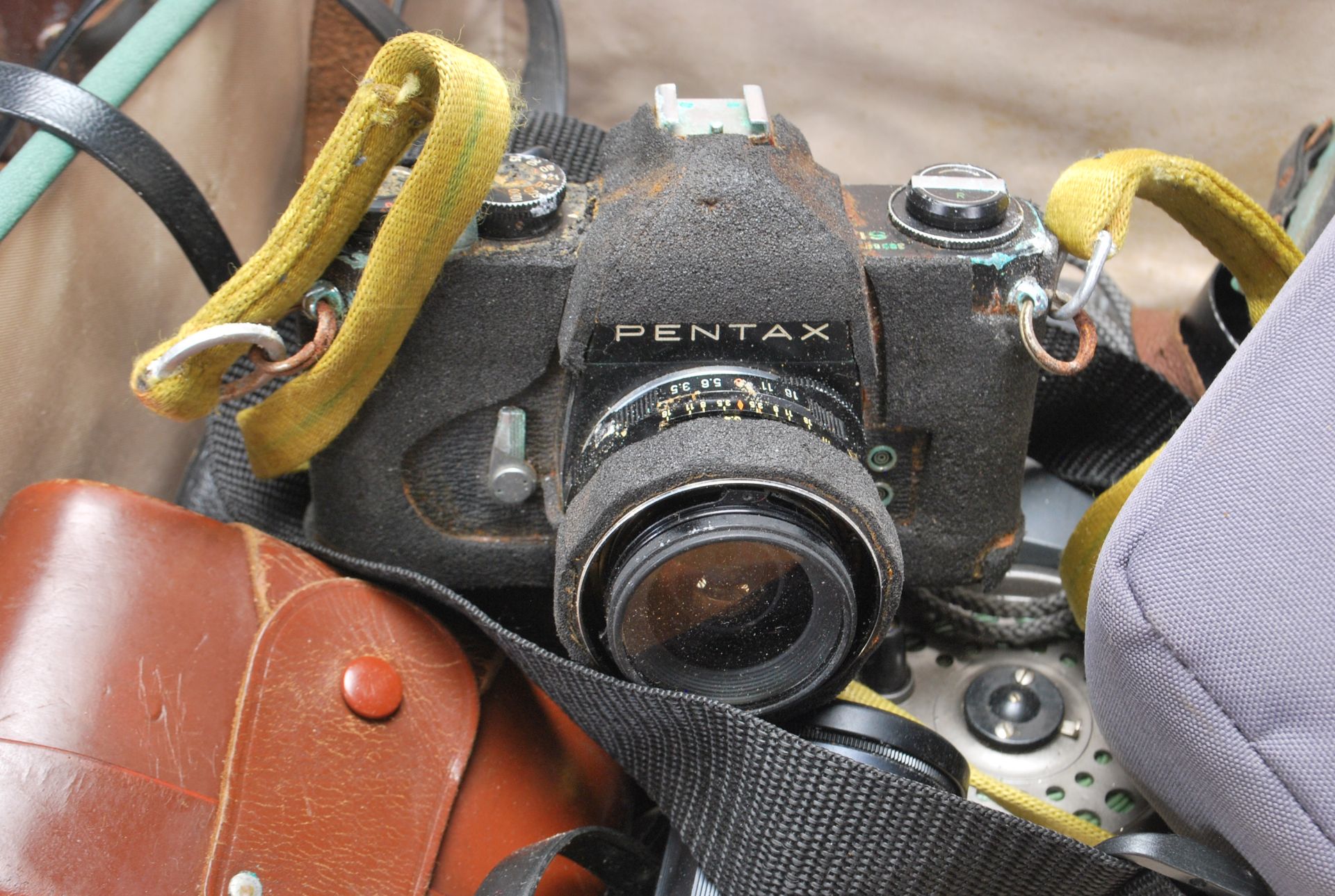 A collection of retro vintage cameras and accessories to include a Nikon FM 2, Nikon Series E lens - Bild 13 aus 14